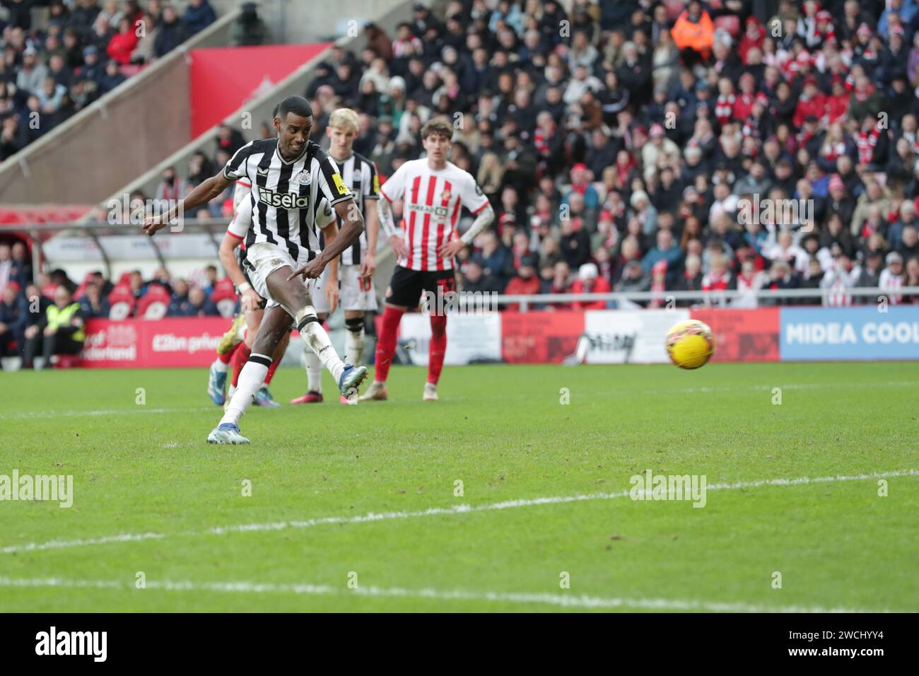 Alexander Isak di Newcastle segna dal punto di rigore 0-3 - Sunderland contro Newcastle United, terzo turno Emirates fa Cup, Stadium of Light, Sunderland, Regno Unito - 6 gennaio 2024 solo per uso editoriale - si applicano restrizioni DataCo Foto Stock