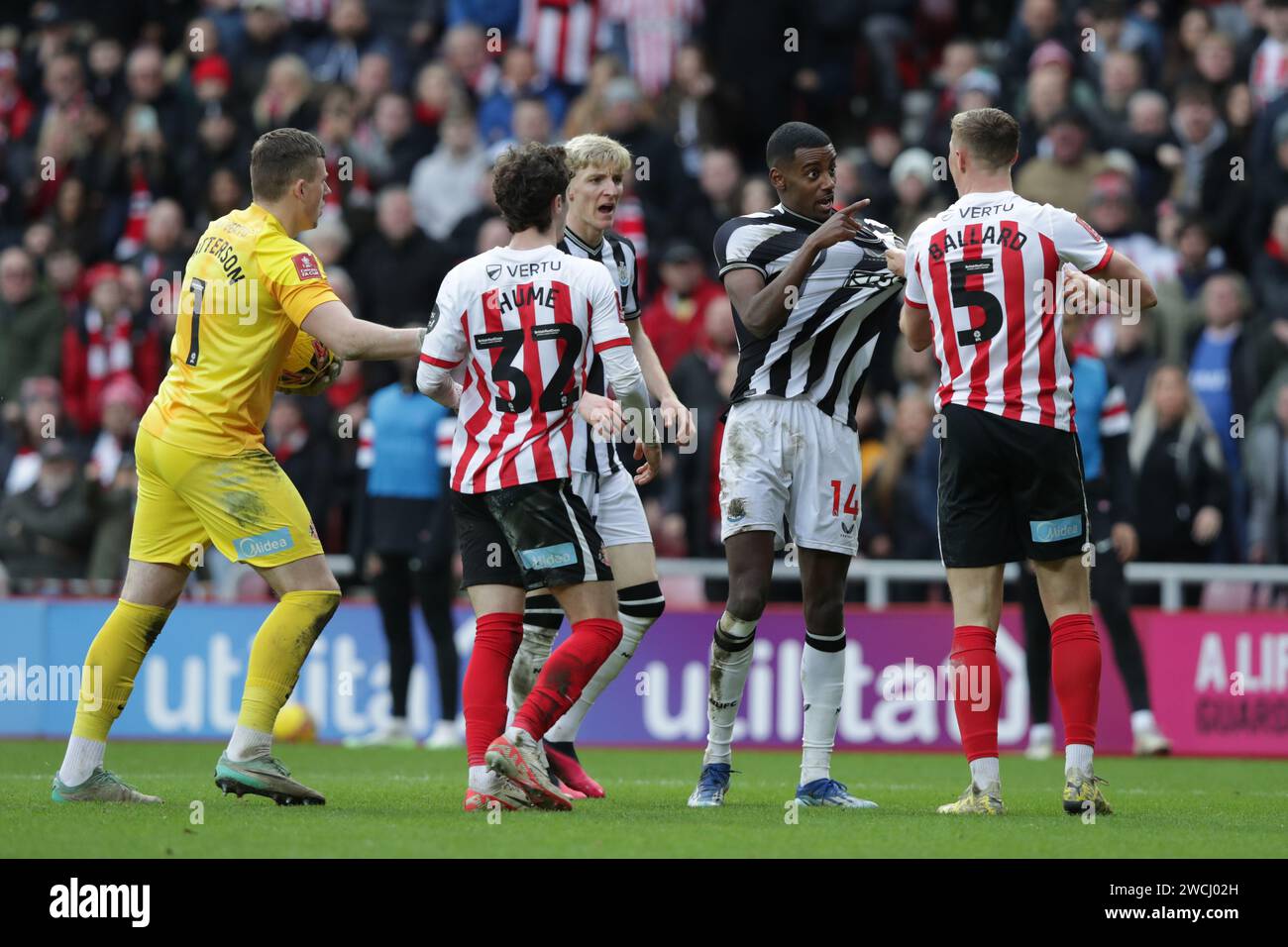 Alexander Isak di Newcastle ha un alterco con Daniel Ballard di Sunderland - Sunderland contro Newcastle United, il terzo round della Emirates fa Cup, Stadium of Light, Sunderland, Regno Unito - 6 gennaio 2024 solo per uso editoriale - si applicano le restrizioni DataCo Foto Stock