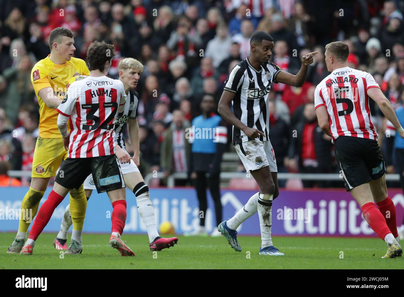 Alexander Isak di Newcastle ha un alterco con Daniel Ballard di Sunderland - Sunderland contro Newcastle United, il terzo round della Emirates fa Cup, Stadium of Light, Sunderland, Regno Unito - 6 gennaio 2024 solo per uso editoriale - si applicano le restrizioni DataCo Foto Stock