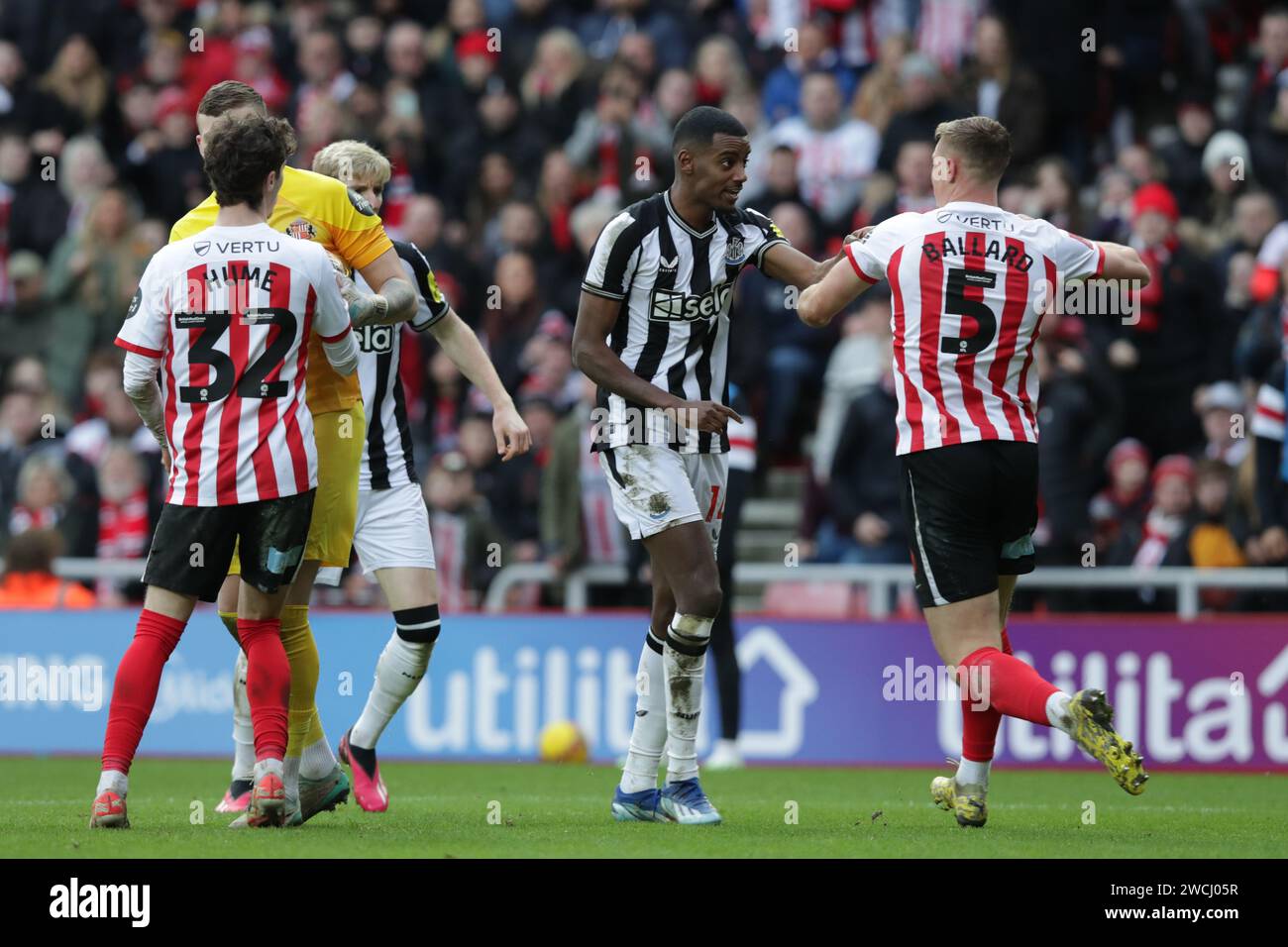 Alexander Isak di Newcastle ha un alterco con Daniel Ballard di Sunderland - Sunderland contro Newcastle United, il terzo round della Emirates fa Cup, Stadium of Light, Sunderland, Regno Unito - 6 gennaio 2024 solo per uso editoriale - si applicano le restrizioni DataCo Foto Stock