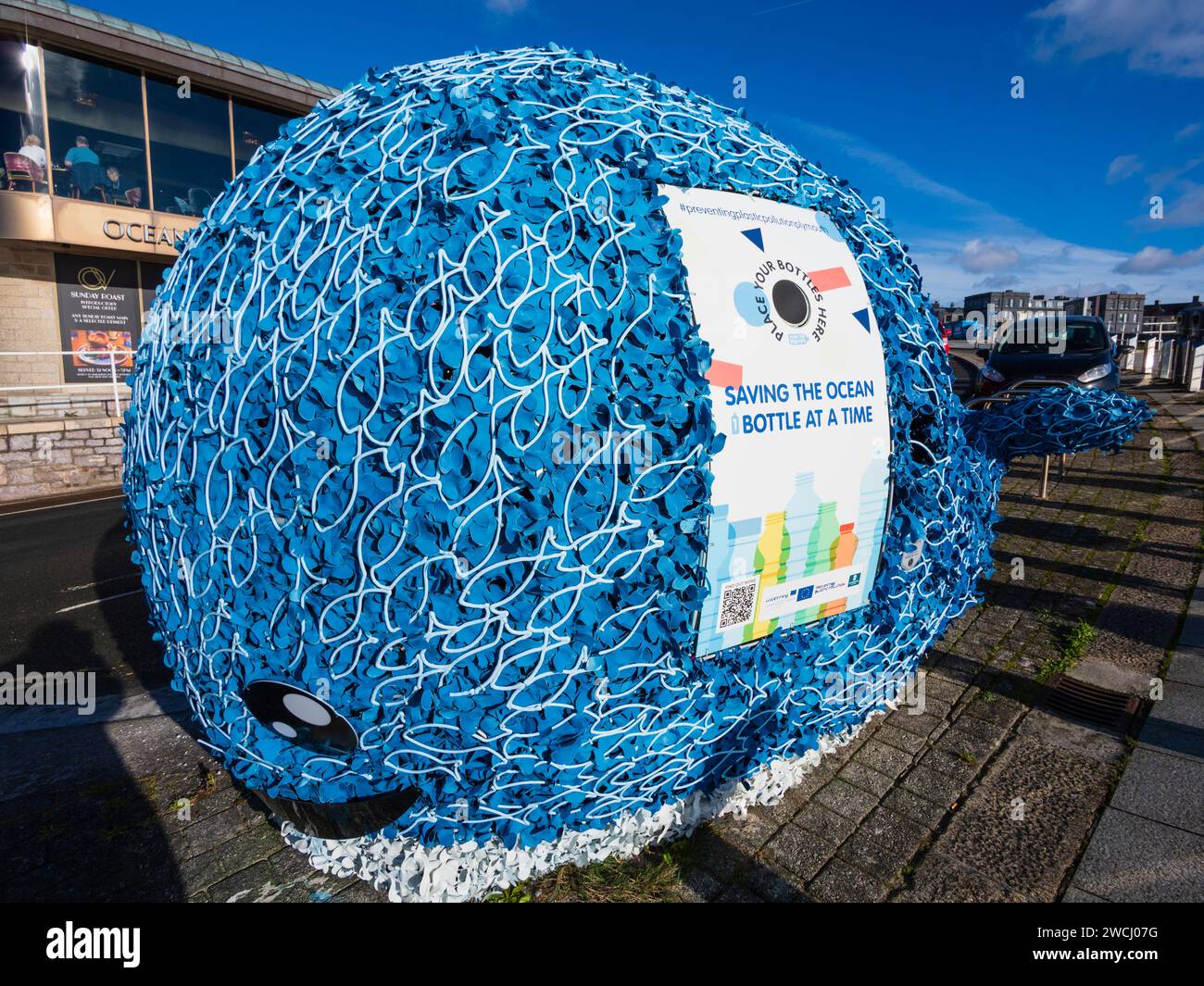 Contenitore per il riciclaggio delle balene blu Plymouth Hoe progettato per sensibilizzare l'opinione pubblica sull'inquinamento marino da plastica Foto Stock