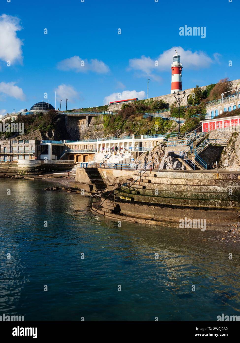 Spiaggia terrazzata del Plymouth Sound con vista sull'iconica Smeaton's Tower e sulla Cupola di Plymouth Hoe Foto Stock