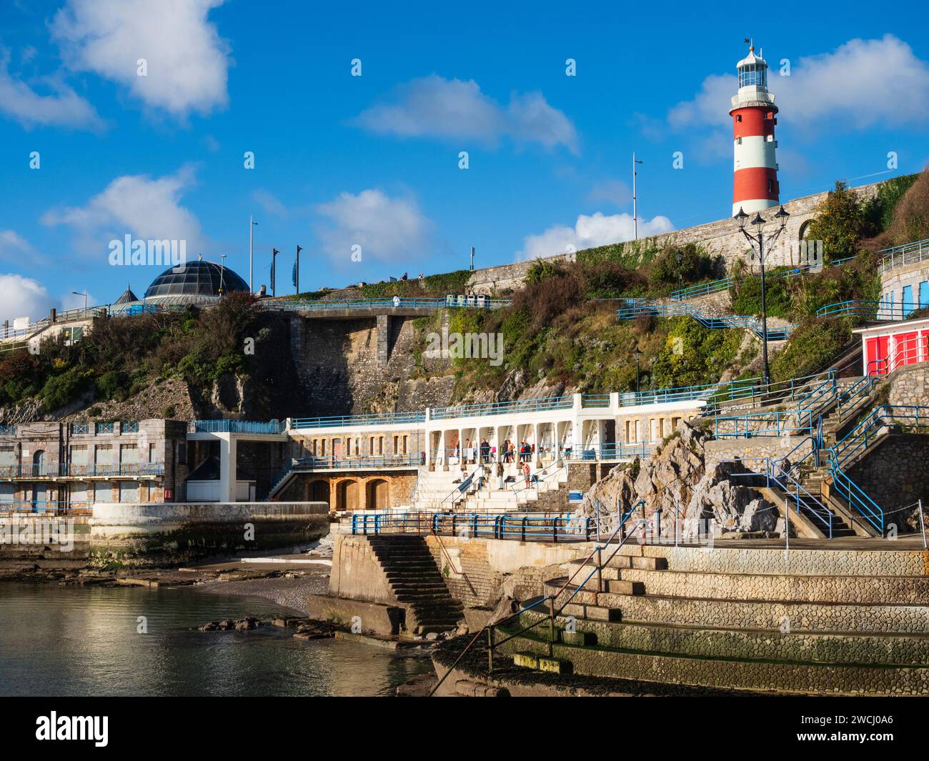 Spiaggia terrazzata del Plymouth Sound con vista sull'iconica Smeaton's Tower e sulla Cupola di Plymouth Hoe Foto Stock