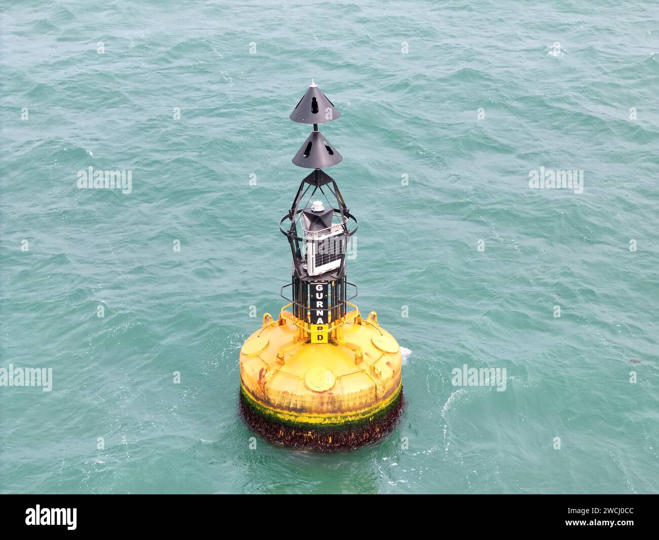 Yellow Bouy in solent UK drone, aereo Foto Stock
