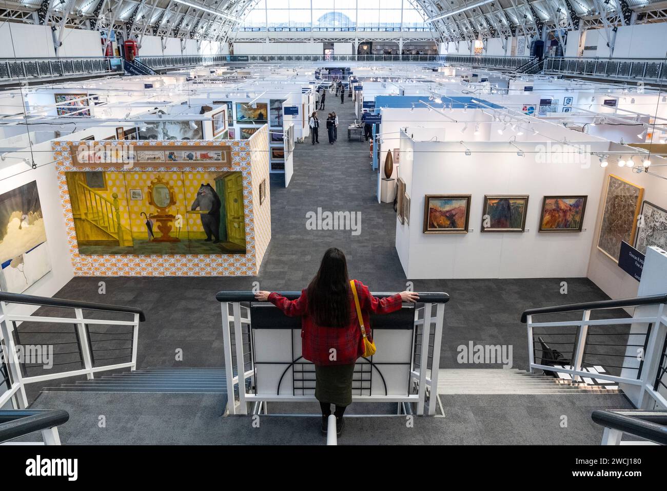 Londra, Regno Unito. 16 gennaio 2024. Una vista generale degli stand della galleria in anteprima alla London Art Fair presso il Business Design Centre di Islington. Opere di artisti rappresentati da 120 gallerie moderne e contemporanee di tutto il mondo sono in mostra dal 17 al 21 gennaio. Crediti: Stephen Chung/Alamy Live News Foto Stock