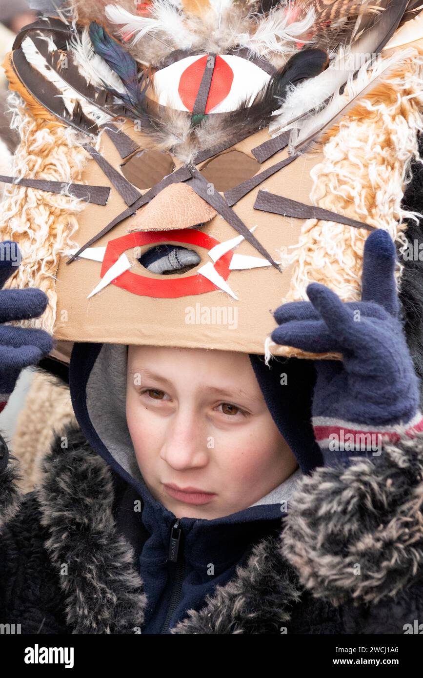Giovane partecipante con maschera al Surva International Masquerade and Mummers Festival di Pernik, regione di Sofia, Bulgaria, Europa orientale, Balcani Foto Stock