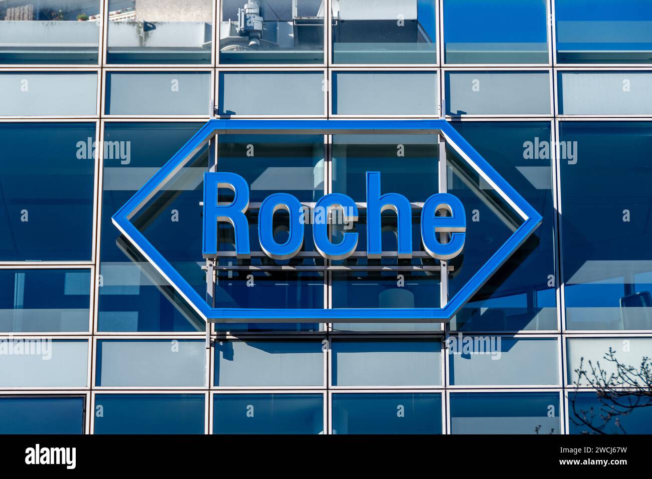 Firma e logo sull'edificio che ospita la sede di Roche France, filiale francese del gruppo farmaceutico svizzero F. Hoffmann-la Roche Foto Stock