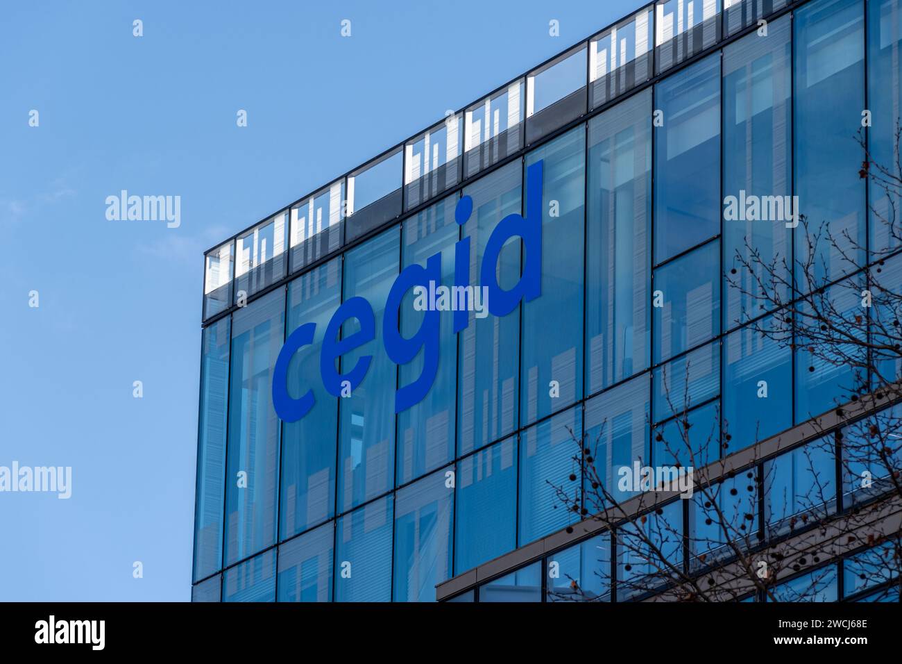 Cartello e logo sull'edificio Cegid a Boulogne-Billancourt. Cegid è una società francese specializzata in software di contabilità e gestione Foto Stock