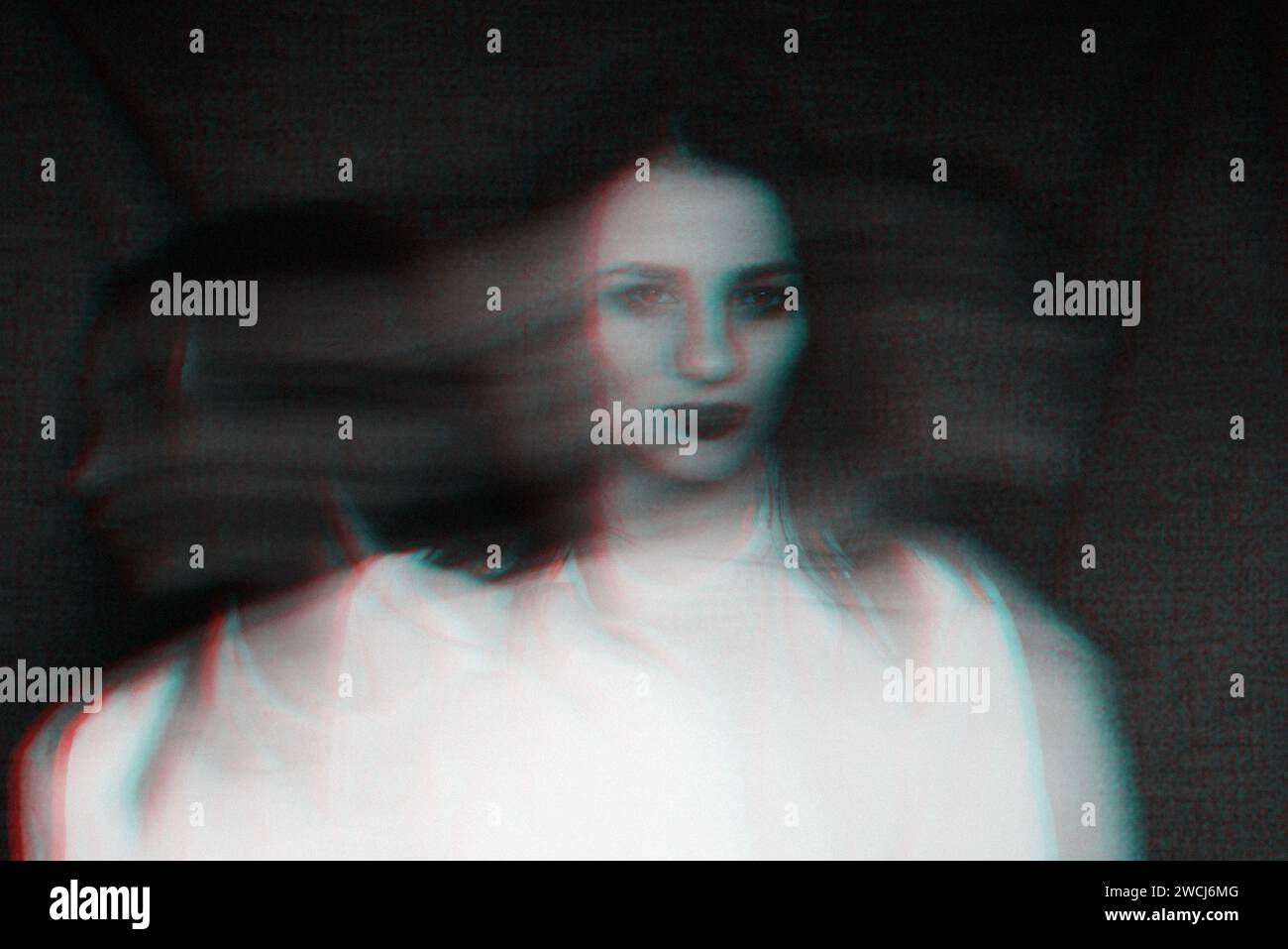 ritratto in bianco e nero di una ragazza pazza con disturbi mentali con effetto glitch Foto Stock
