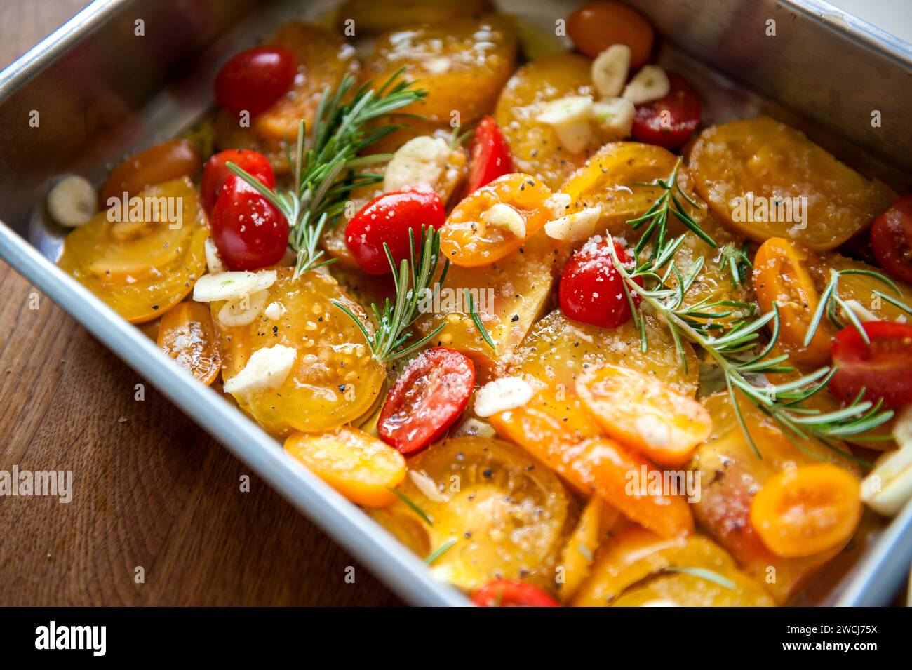 Pomodori rossi e gialli preparati con erbe mediterranee Foto Stock