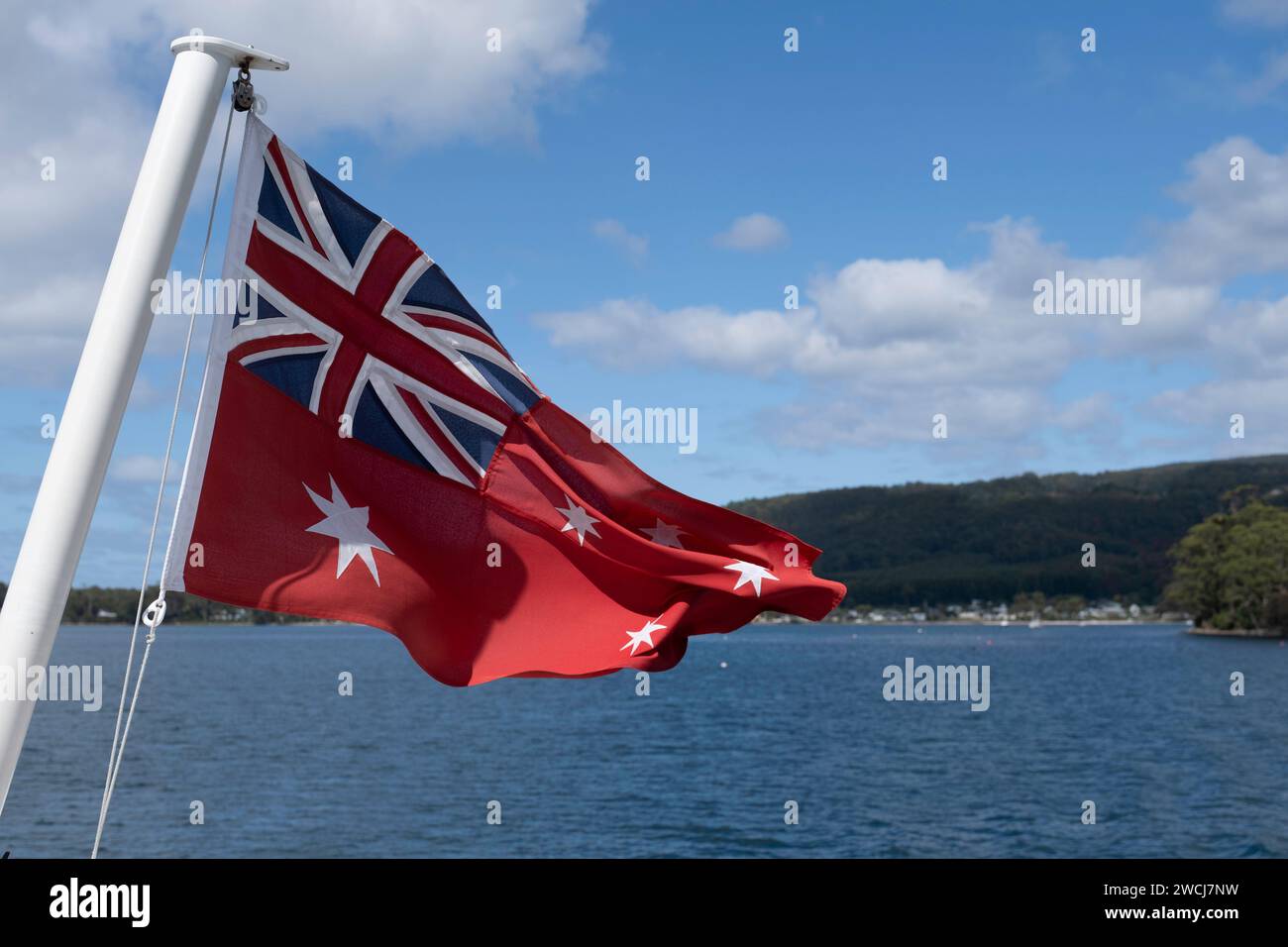 Bandiera della Tasmania con le mosche sul ponte di poppa di una barca a Port Arthur. Una bandiera per gli ospiti è una bandiera di cortesia che si fa entrare nelle acque britanniche Foto Stock