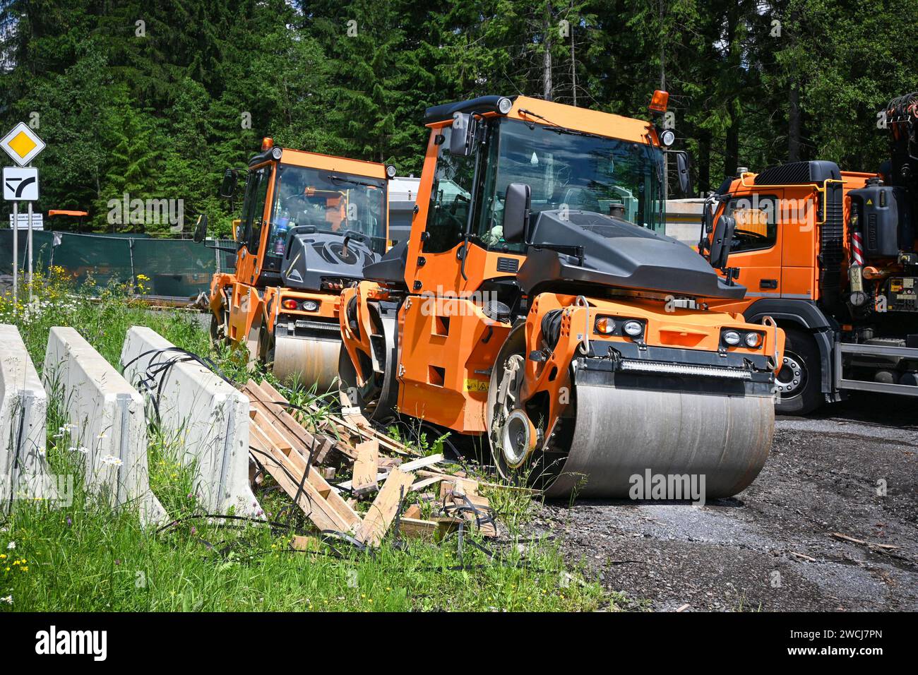 macchine edili per la riparazione di strade in montagna. Foto Stock