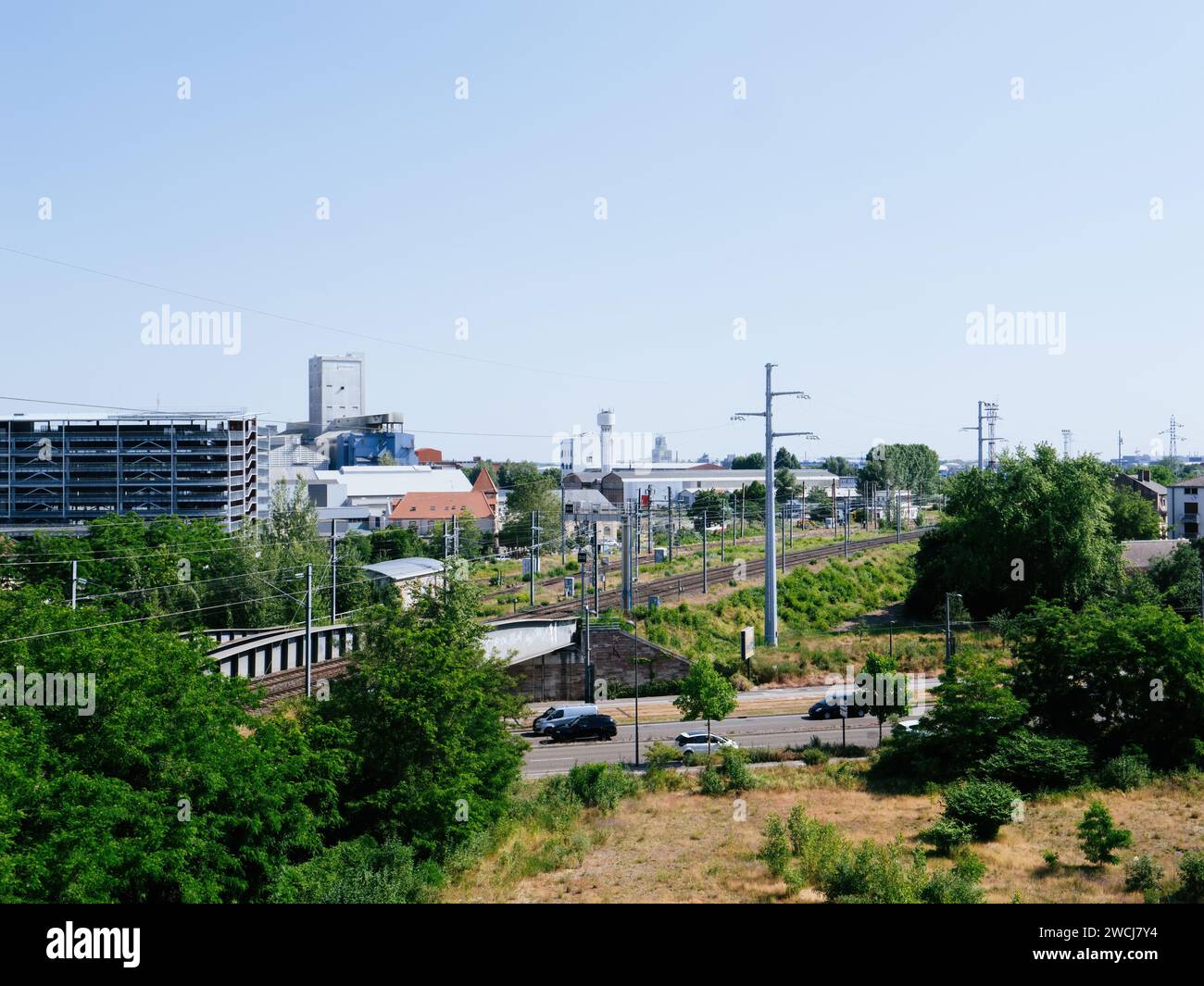 Strasburgo, Francia - 5 giugno 2023: Un paesaggio urbano mozzafiato di Strasburgo visto da una collina, che mostra il suo splendido paesaggio urbano e la sua bellezza architettonica con numerose fabbriche ed edifici industriali Foto Stock