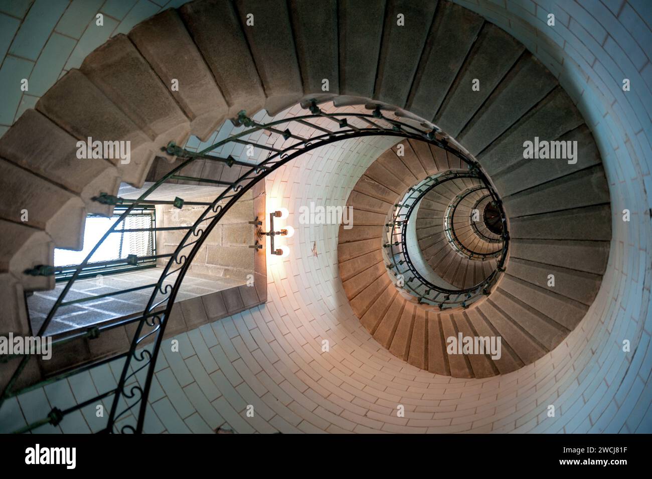 Faro Phare d’Eckmühl, Pointe de Saint-Pierre a Penmarch, Bretagne, Francia Foto Stock