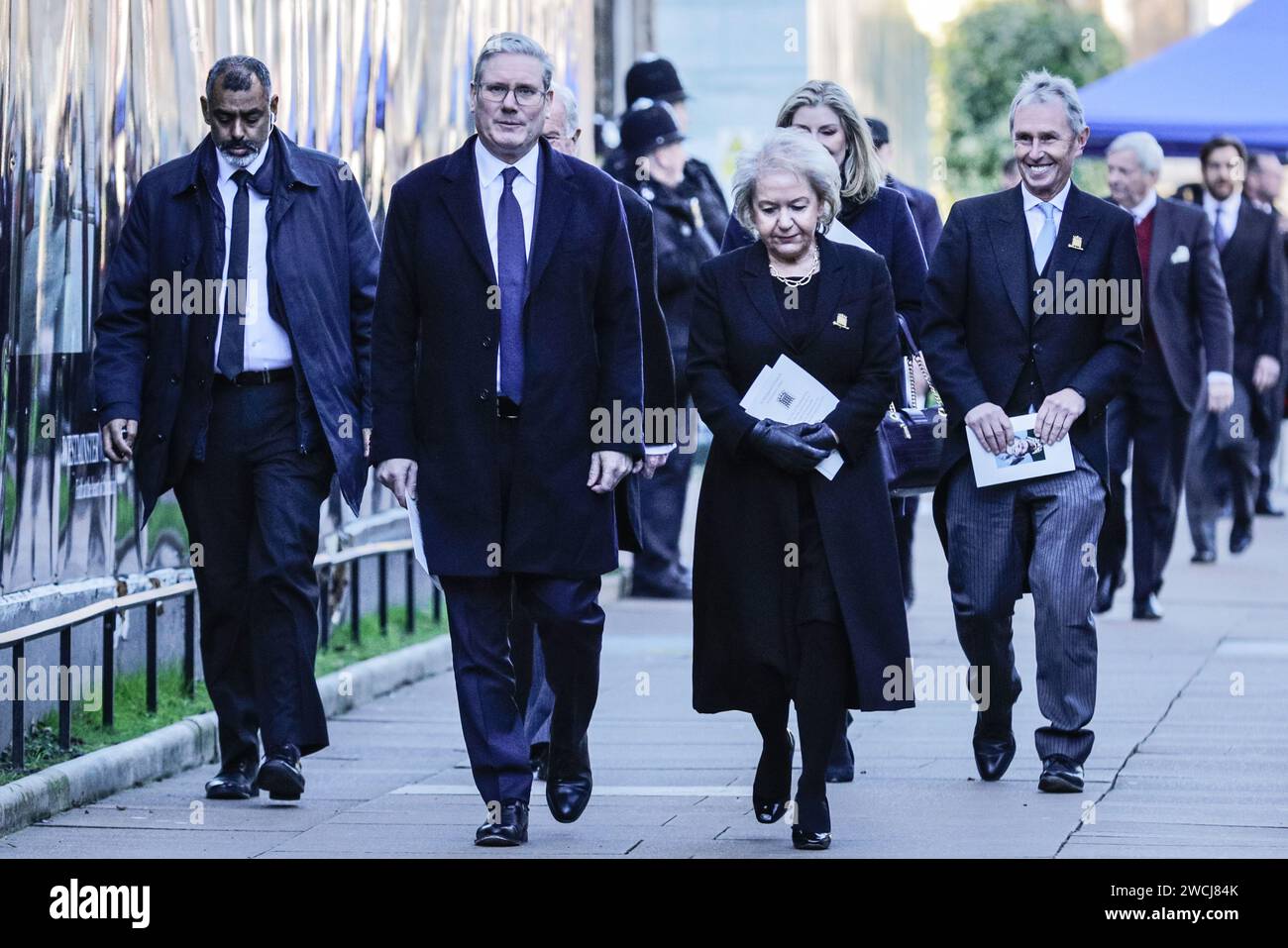 Londra, Regno Unito. 16 gennaio 2024. Sir Keir Starmer, leader del Partito Laburista, con Dame Rosie Winterton, Vice Presidente della camera, partecipa al servizio del Ringraziamento per l'ex Presidente della camera dei comuni, Betty Boothroyd, morta l'anno scorso. Il servizio si tenne nella chiesa di St Margaret a Westminster. Nel gruppo ci sono anche Sir Roger Gale, Penny Mordaunt, Nigel Evans. Crediti: Imageplotter/Alamy Live News Foto Stock