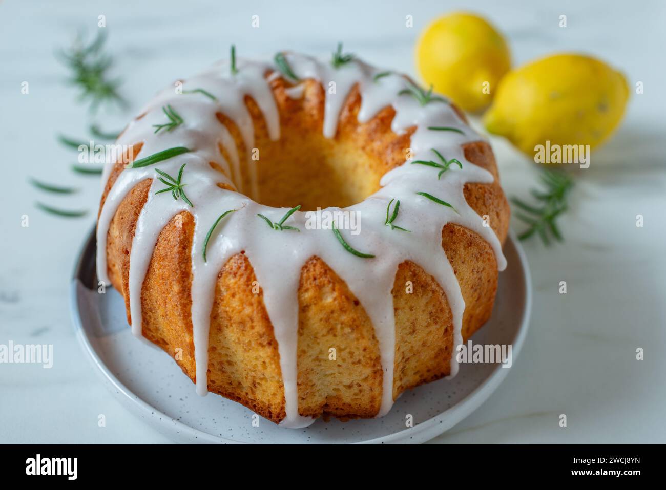 In casa limone bundt cake con glassa di zucchero Foto Stock