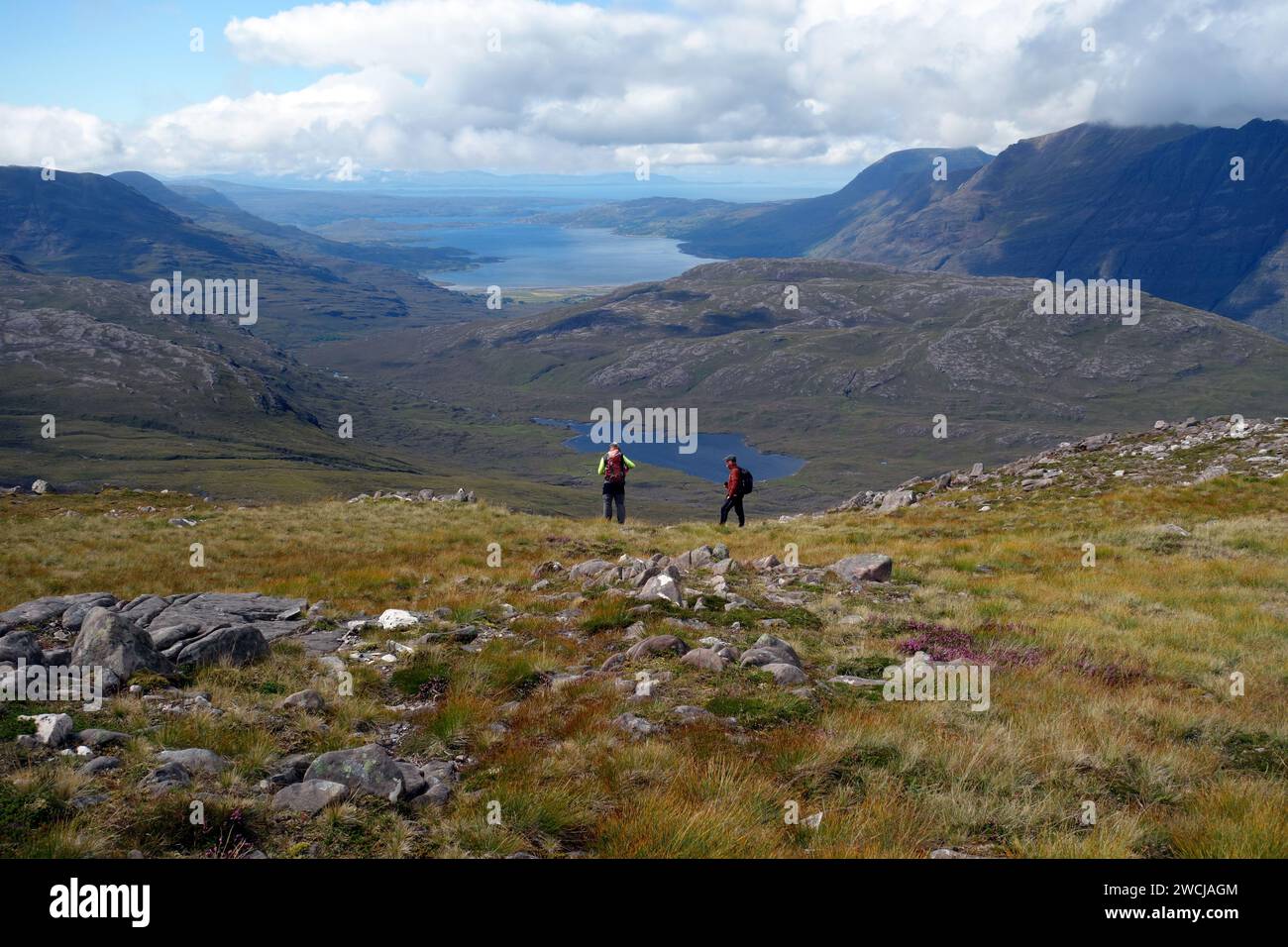 Due uomini in piedi e ammirando la veduta di Loch Torridon sulla strada per il Corbett 'Sgorr nan Lochan Uaine' a Torridon, Highlands scozzesi, Scozia, Regno Unito Foto Stock