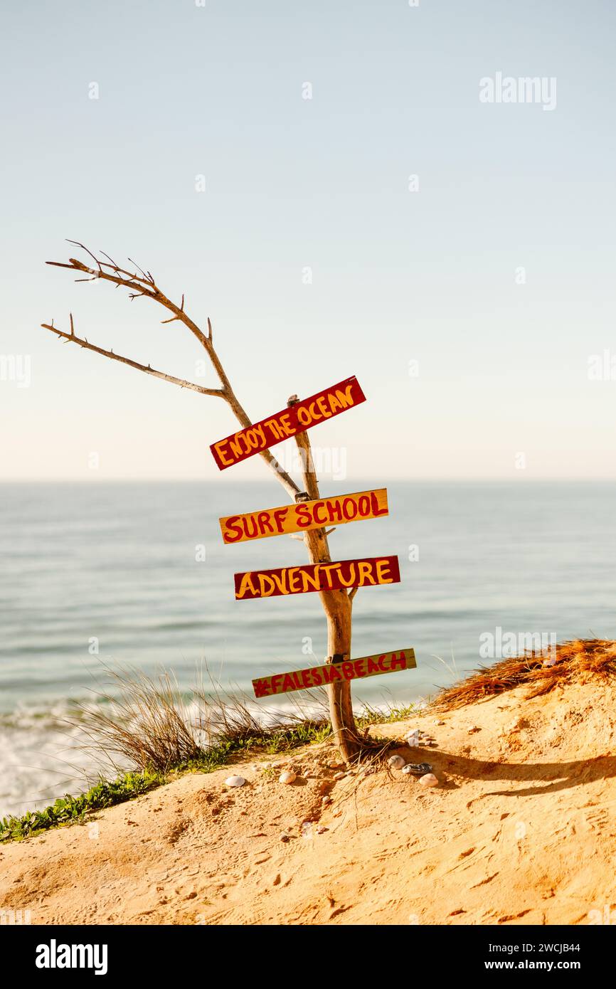 Segno di possibilità sulla spiaggia di Falesia con scogliere arancioni in Algarve, Portogallo Foto Stock