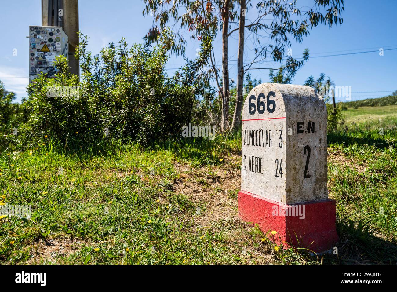 Pietra miliare stradale che indica 666° chilometro sulla famosa strada nazionale N2 che attraversa il Portogallo, Almodovar Foto Stock