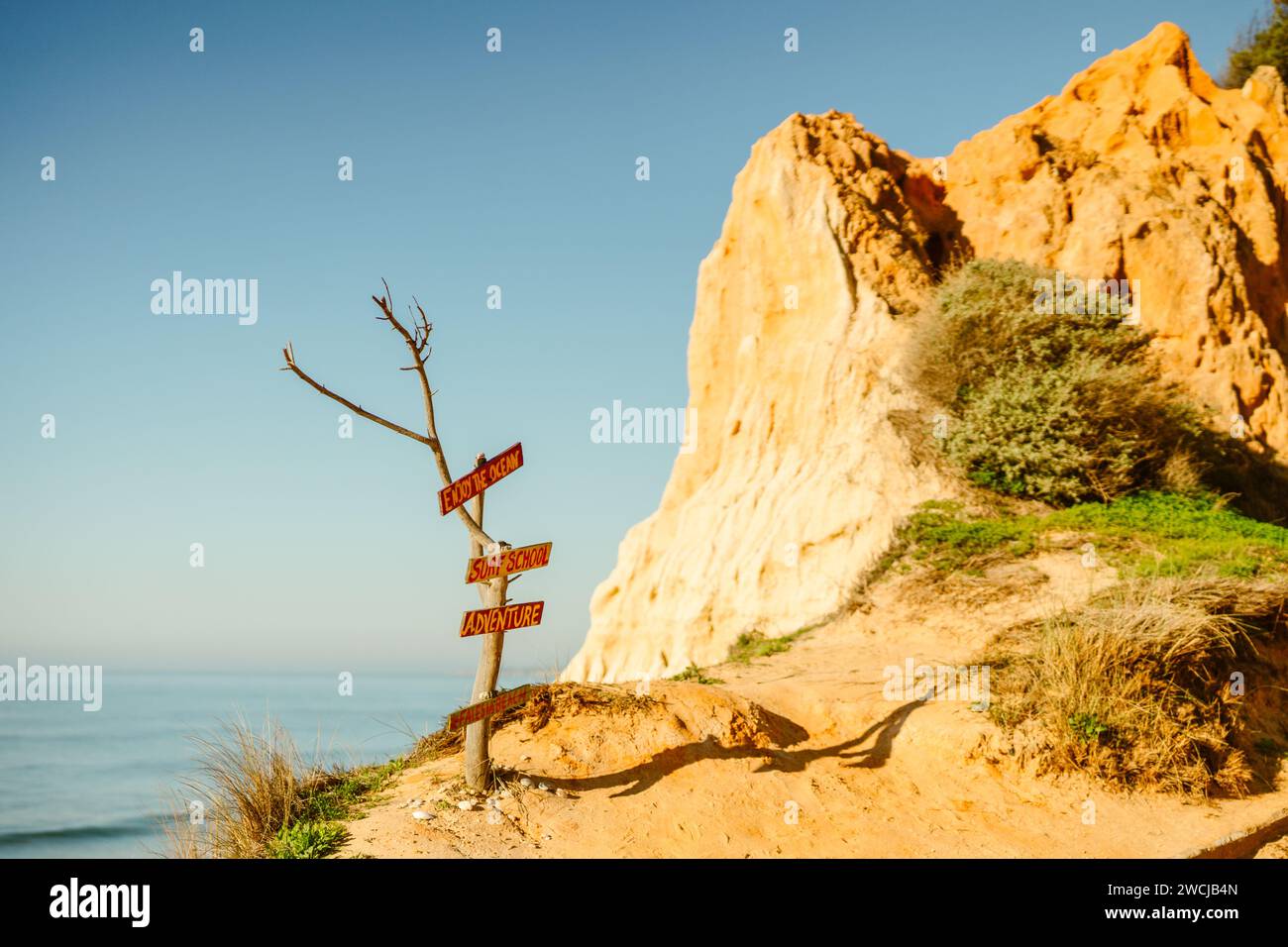 Segno di possibilità sulla spiaggia di Falesia con scogliere arancioni in Algarve, Portogallo Foto Stock