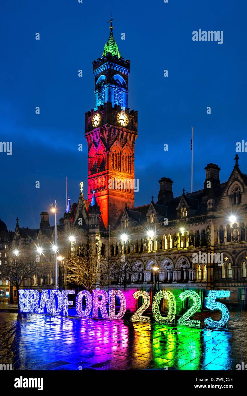 Bradford City Hall è una città del XIX secolo e una caratteristica torre dell'orologio. Foto Stock