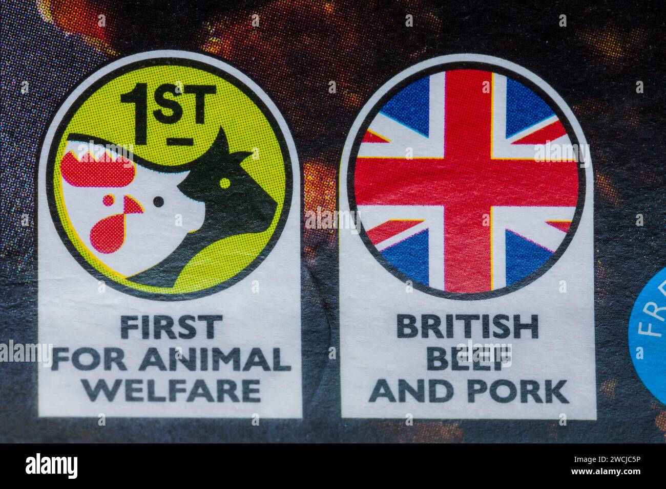 1° posto per il benessere degli animali e i simboli inglesi di manzo e maiale sulla scatola di bistecche cotte lentamente e torta di vino rosso di Waitrose Foto Stock