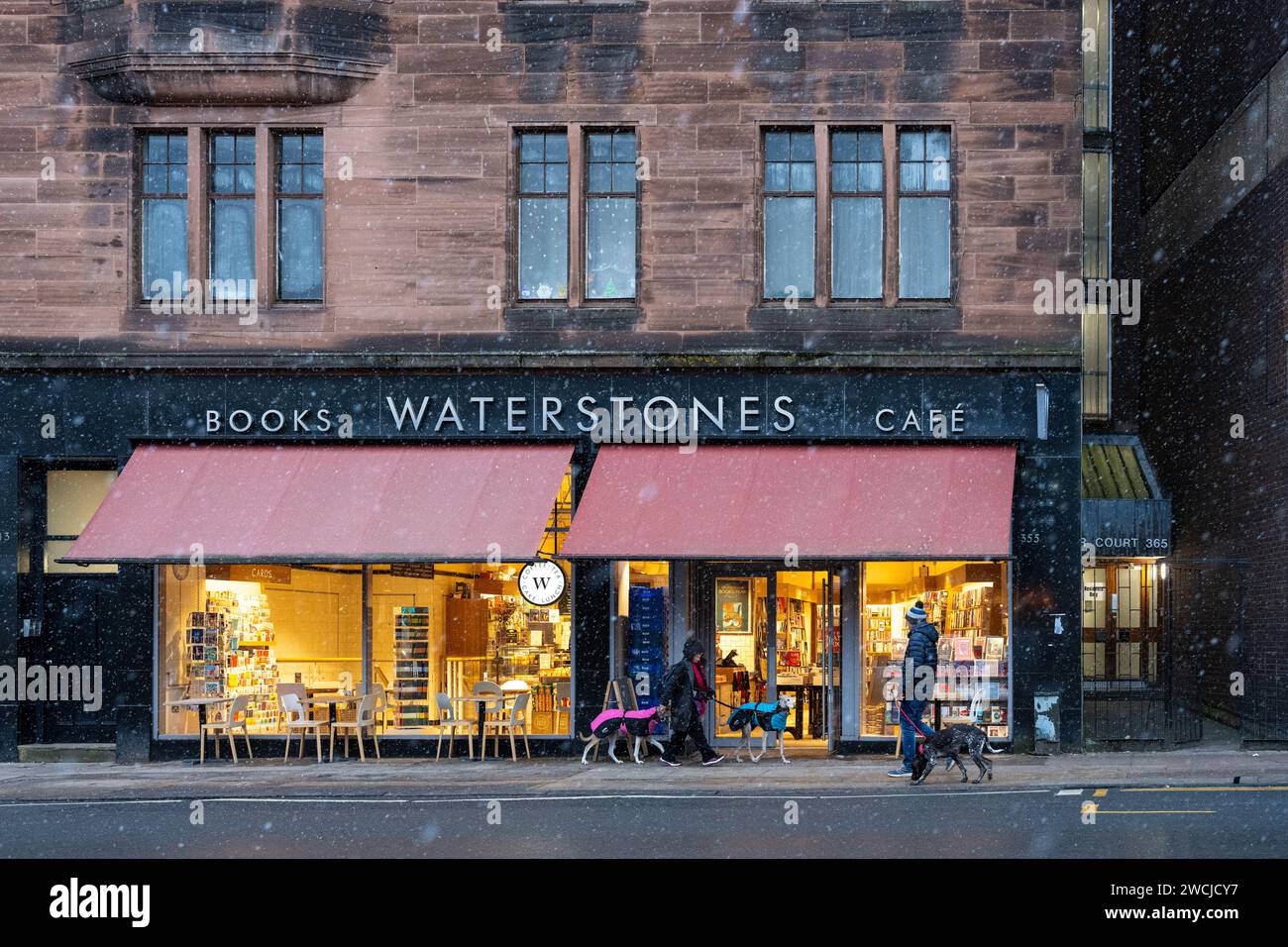 Libreria Waterstones e caffetteria all'esterno e all'interno in inverno - Byres Road, Glasgow, Scozia, Regno Unito Foto Stock