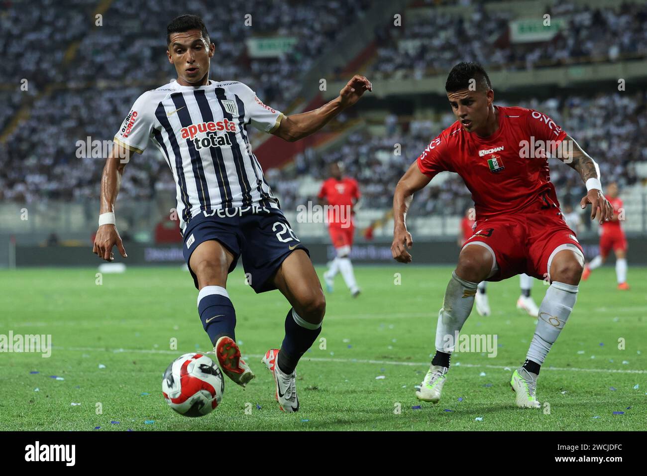 Lima, Perù. 15 gennaio 2024. Kevin Serna dell'Alianza Lima durante l'amichevole tra Alianza de Lima e Once Caldas giocò al Nacional Stadium il 15 gennaio 2024 a Lima, in Perù. (Foto di Miguel Marrufo/PRESSINPHOTO) crediti: PRESSINPHOTO SPORTS AGENCY/Alamy Live News Foto Stock