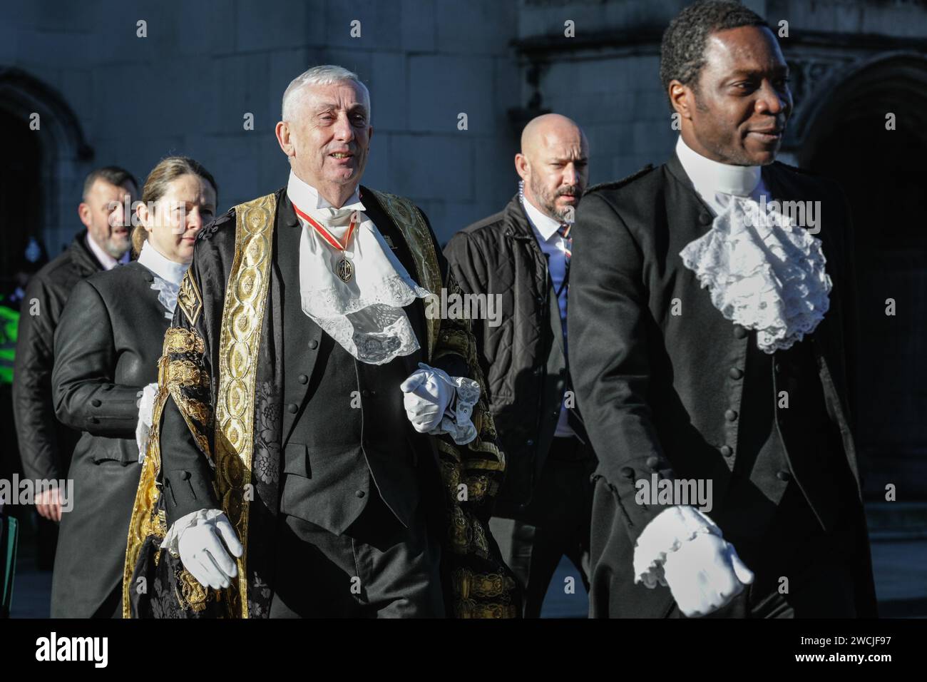 Londra, Regno Unito. 16 gennaio 2024. Sir Lindsay Hoyle, l'attuale presidente della camera dei comuni, e il suo staff procedono da e per il servizio del Ringraziamento per l'ex presidente della camera dei comuni, Betty Boothroyd, morta l'anno scorso. Il servizio si tenne nella chiesa di St Margaret a Westminster. Crediti: Imageplotter/Alamy Live News Foto Stock