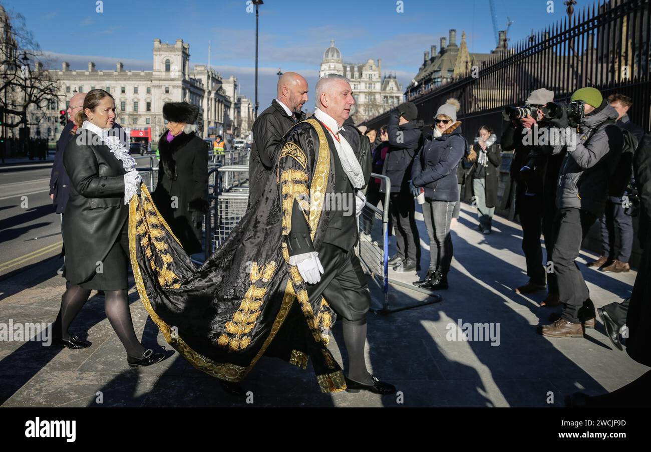 Londra, Regno Unito. 16 gennaio 2024. Sir Lindsay Hoyle, l'attuale presidente della camera dei comuni, e il suo staff procedono da e per il servizio del Ringraziamento per l'ex presidente della camera dei comuni, Betty Boothroyd, morta l'anno scorso. Il servizio si tenne nella chiesa di St Margaret a Westminster. Crediti: Imageplotter/Alamy Live News Foto Stock