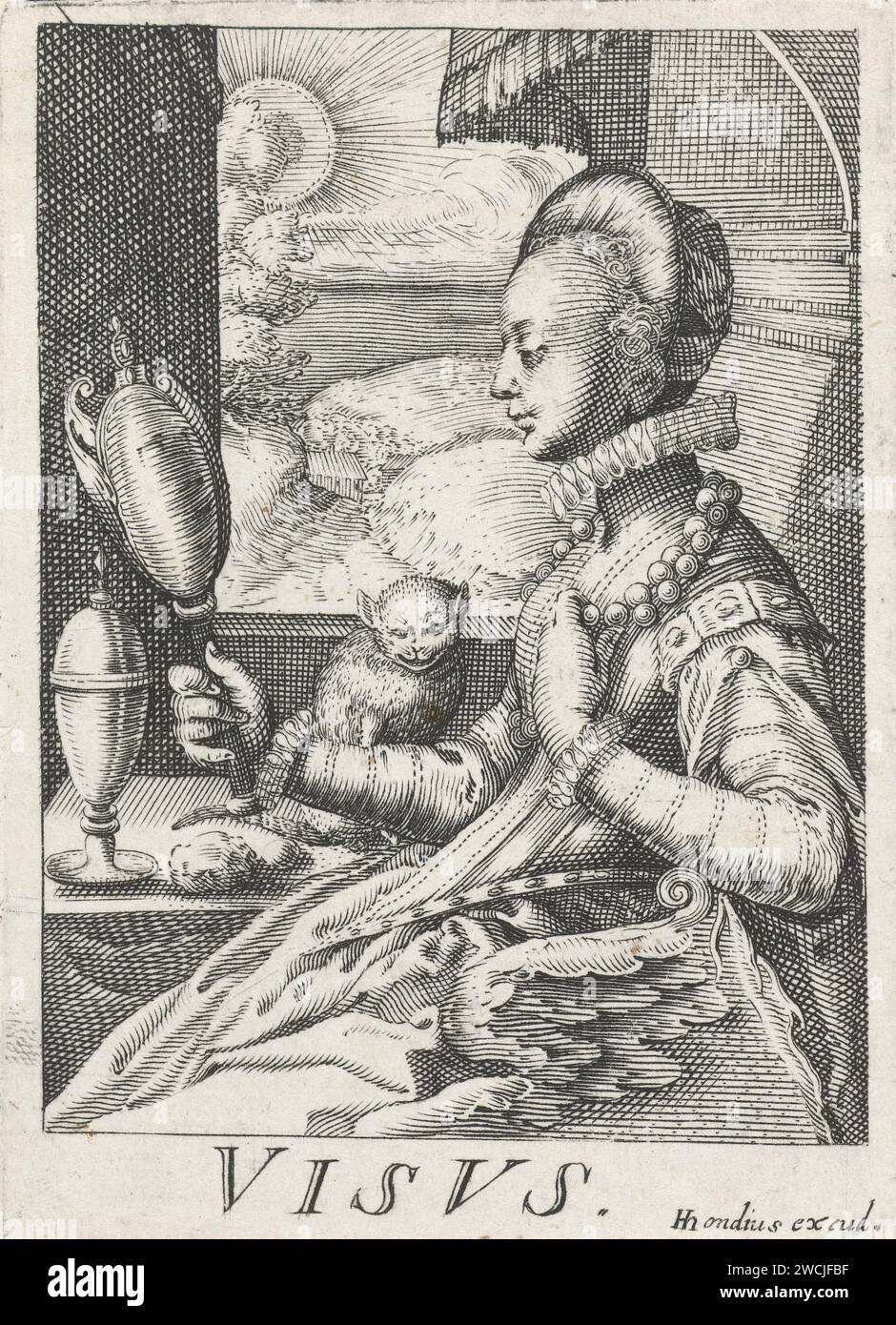 Volto (visione), una donna con uno specchio a mano, Hendrick Hondius (Rejected Attribution), 1583 - 1650 stampa una donna elegante, seduta a un tavolo di fronte a una finestra aperta, tiene uno specchio in mano e guarda se stessa. C'è un gatto sul tavolo. Personificazione del volto, stampa da una serie di cinque sensi. L'Aia carta incisione vista, sguardo (uno dei cinque sensi) Foto Stock