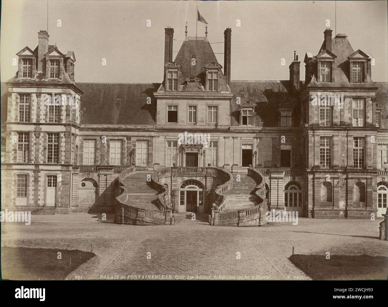 651 PALAIS de FONTAINEBLEAU. Cour des Adieux. L'Escalier du fer à Cheval. Foto Stock