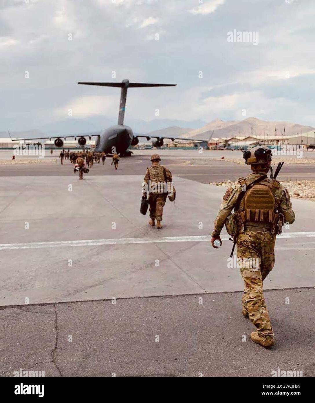 621st contingency Response Wing rally a un Boeing C-17 Globemaster III per lasciare Hamid Karzai International Airport, agosto 2021. Foto Stock