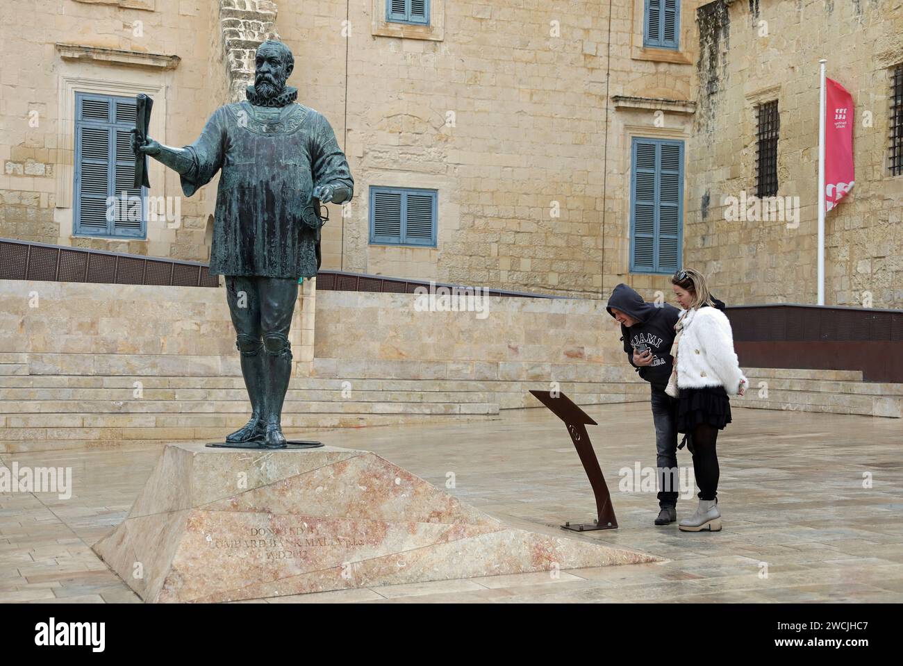 Turisti a Pjazza Jean de Valette a Malta Foto Stock