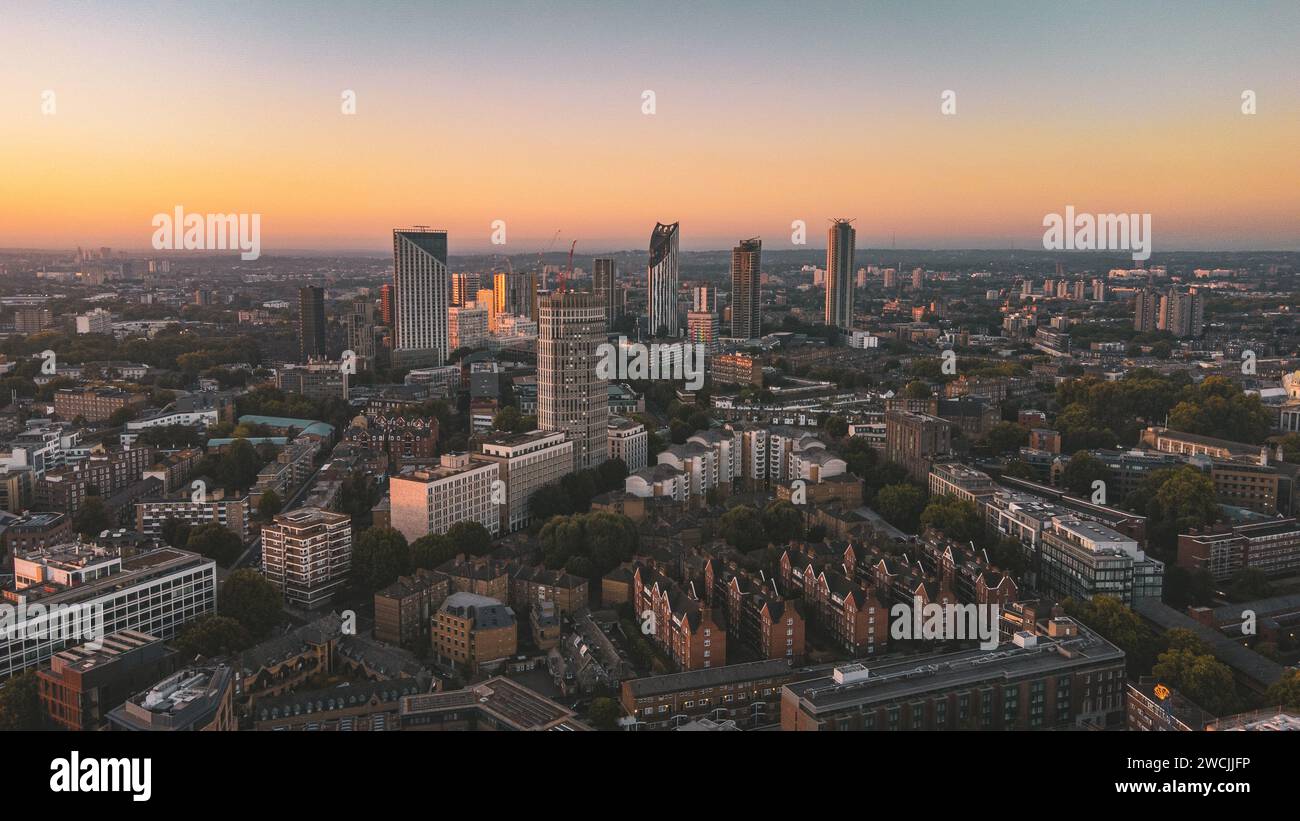 Una foto aerea che mostra un paesaggio urbano mozzafiato illuminato da un'accattivante gamma di luci Foto Stock