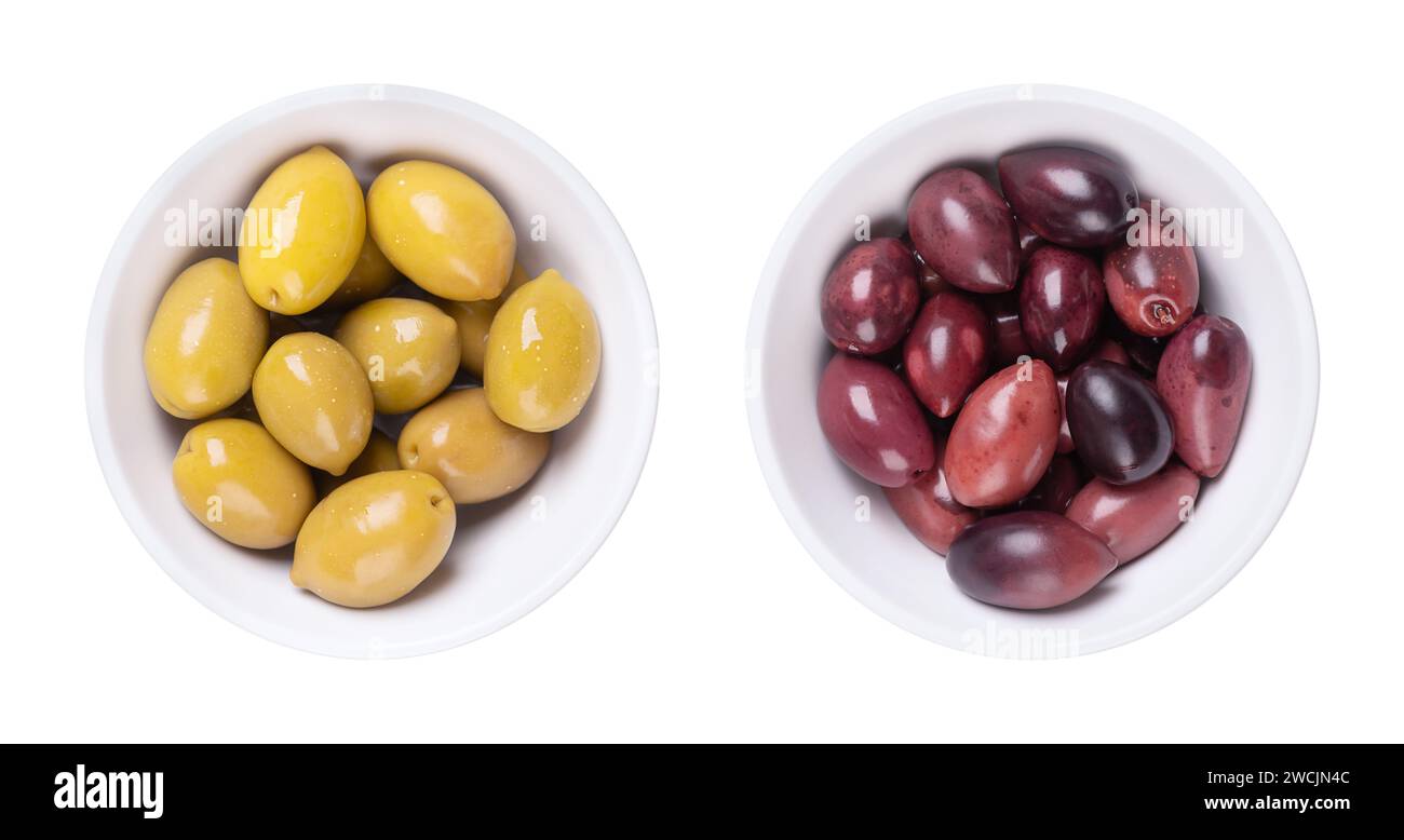 Olive verdi e Kalamata con pozzo, intere sottaceto, grandi olive greche da tavola, in ciotole bianche. Foto Stock