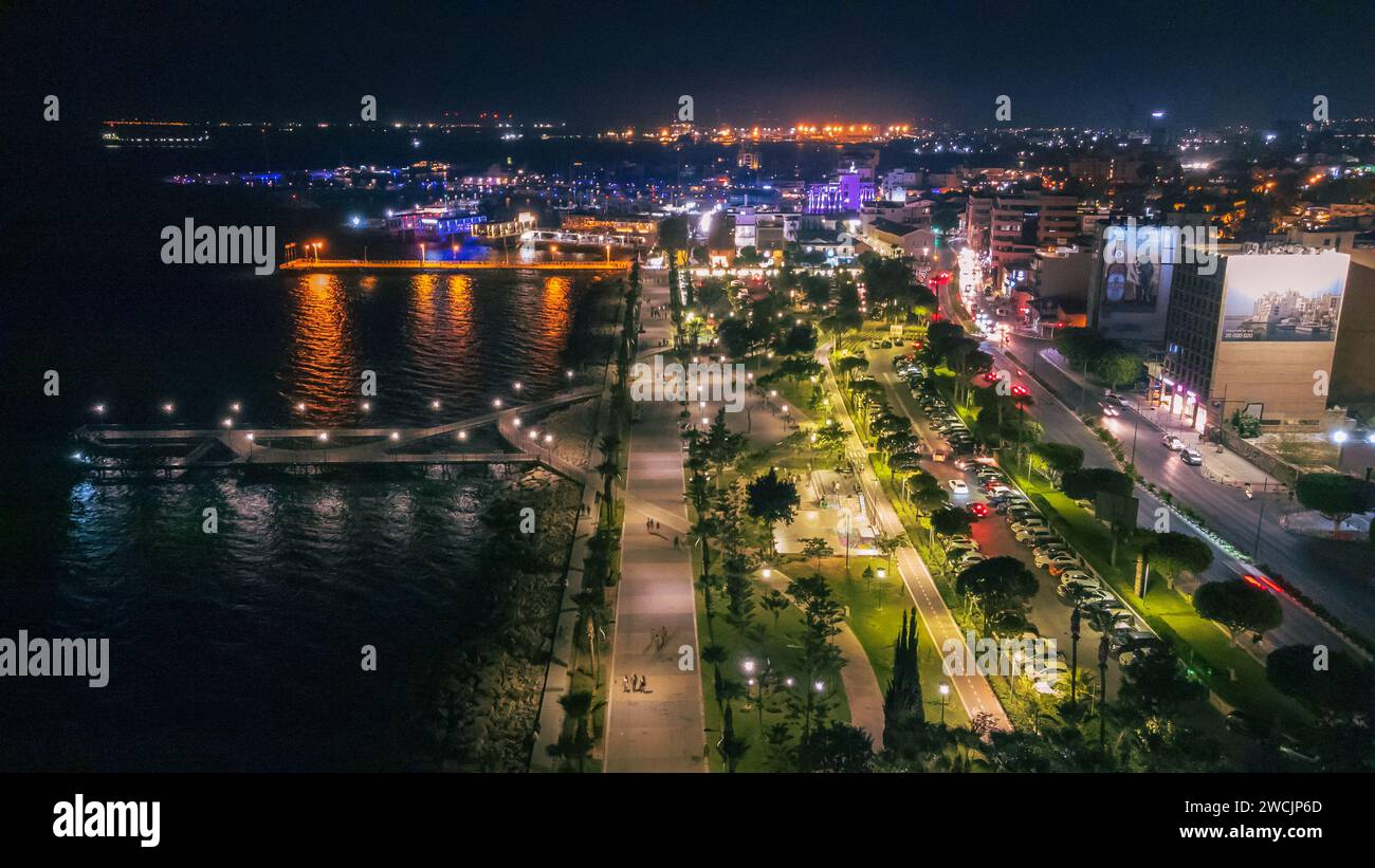 Una foto aerea che mostra un paesaggio urbano mozzafiato illuminato da un'accattivante gamma di luci Foto Stock