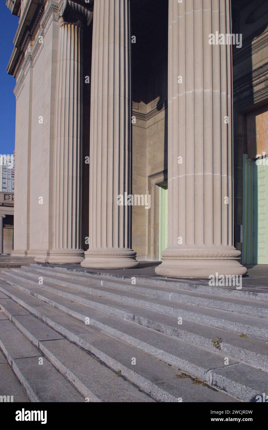 Architettura classica con colonne in pietra e scalini Foto Stock