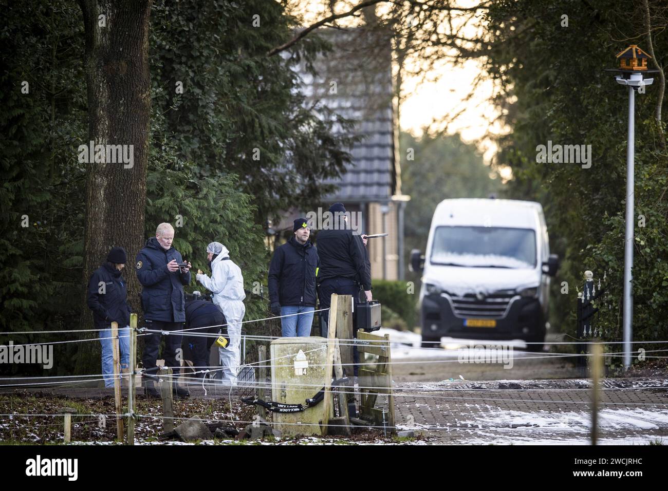 WEITEVEEN - indagine sulla traccia da parte della polizia a Weiteveen a Drenthe. Due persone sono morte a causa di un incidente violento. ANP VINCENT JANNINK netherlands Out - belgium Out Foto Stock