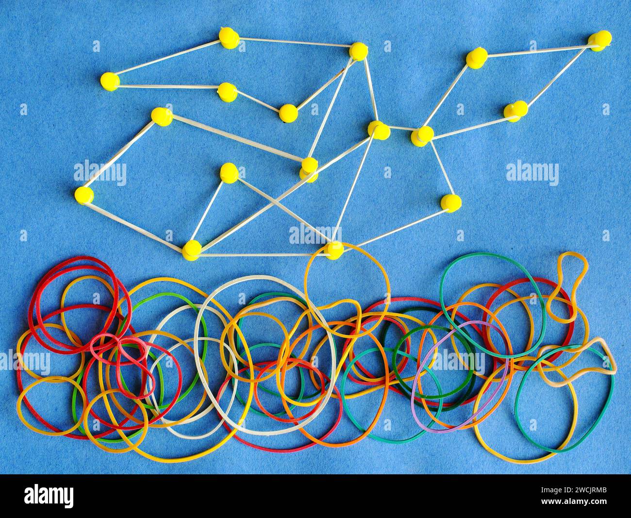 Concetto di business, networking, innovazione, idea, consulenza, risorse umane e concetto di lavoro di squadra con un mucchio di bande elastiche disordinato, ma alcuni creano un networ Foto Stock