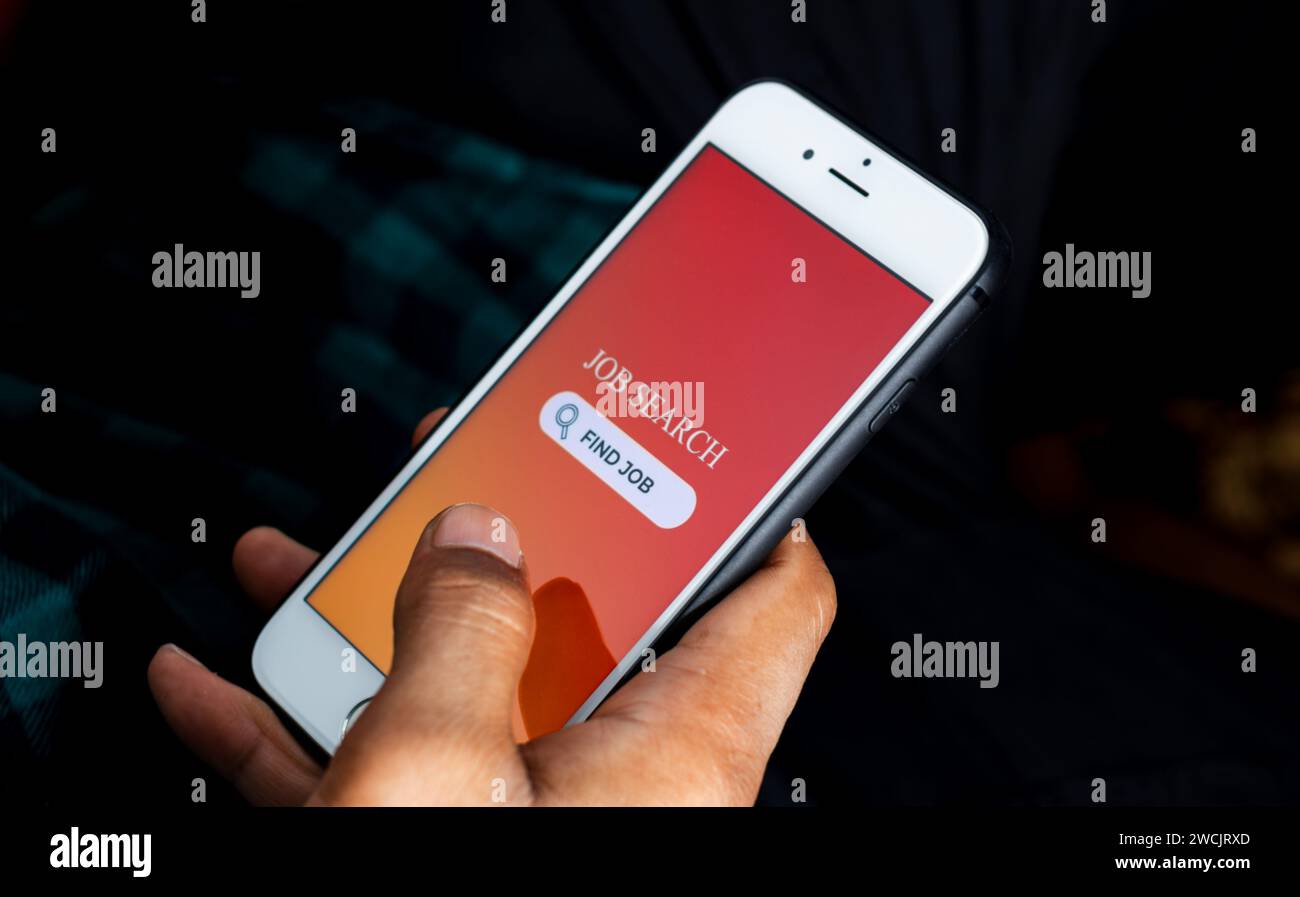Concetto di ricerca di lavoro. Uomo che usa lo smartphone per cercare opportunità di lavoro online dall'app di ricerca di lavoro. Foto Stock