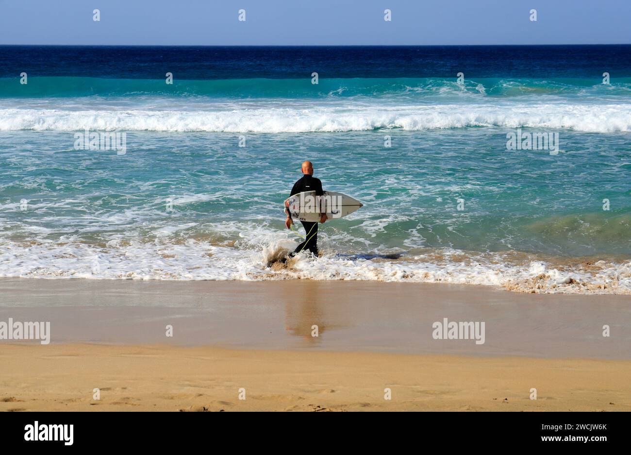 Surfers, Playa Piedra surf Beach, El Cotillo, Fuerteventura, Isole Canarie, Spagna. Foto Stock