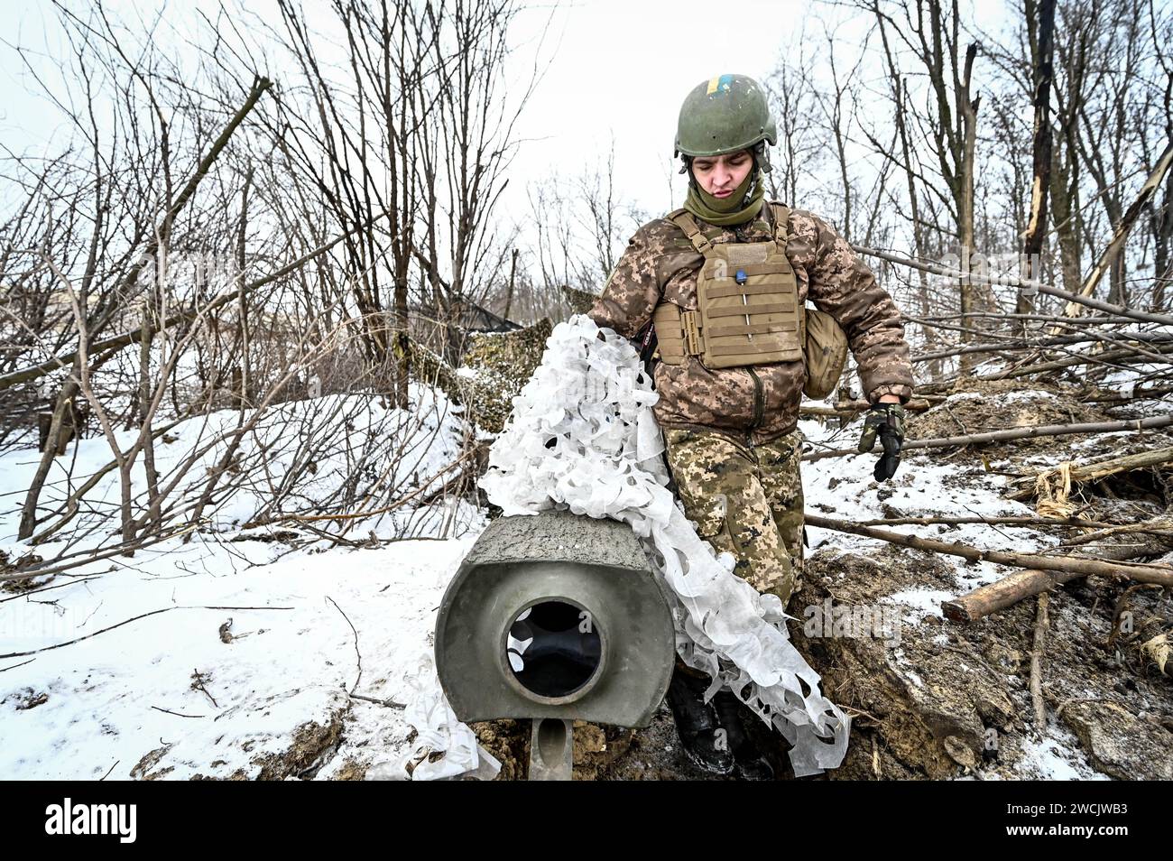 ZAPORIZHZHIA DIRECTION, UCRAINA - 14 GENNAIO 2024 - Un militare del 66° battaglione di artiglieria di cannoni separato della 406a brigata di artiglieria separata delle forze Armate dell'Ucraina, direzione Zaporizhzhia, Ucraina sud-orientale. Foto Stock