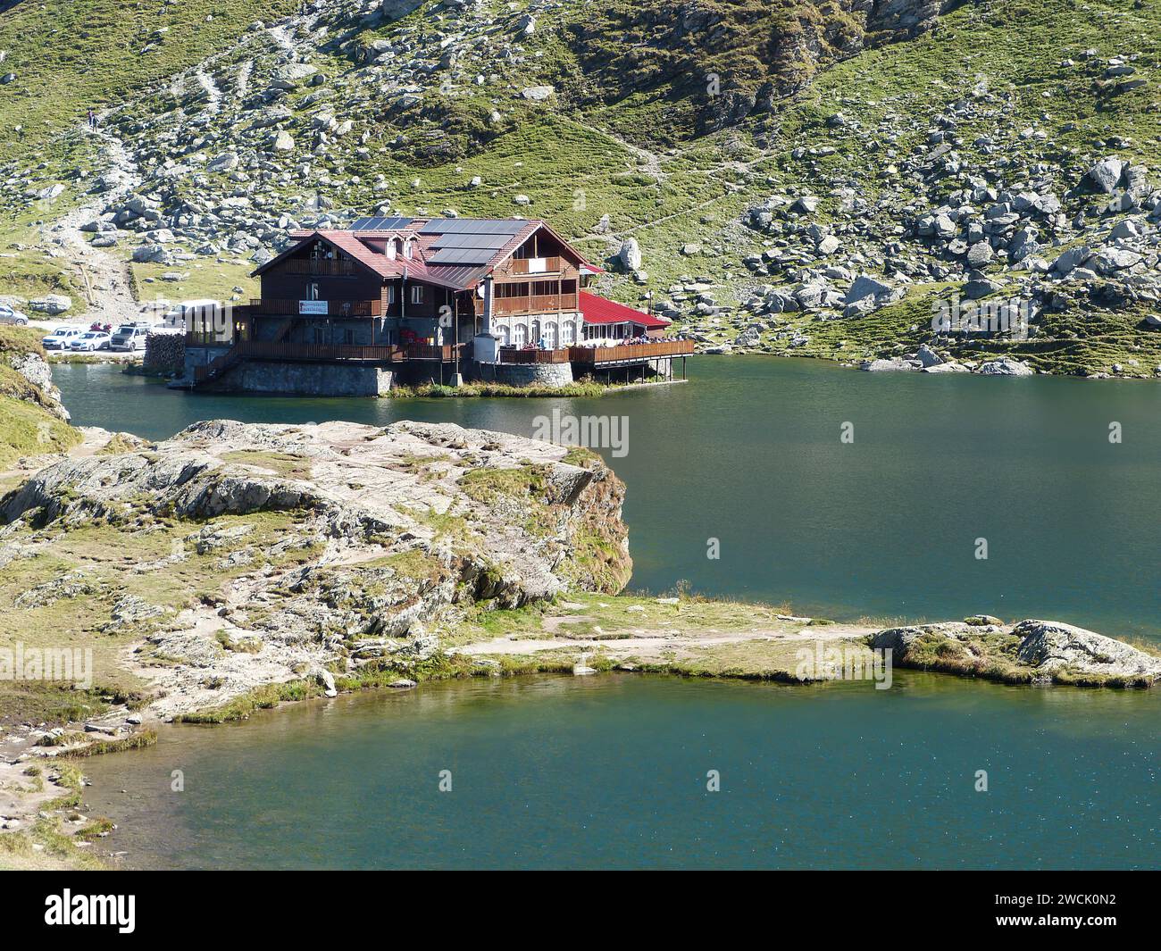 Vista sul lago Balea in Romania con casa e montagne Foto Stock