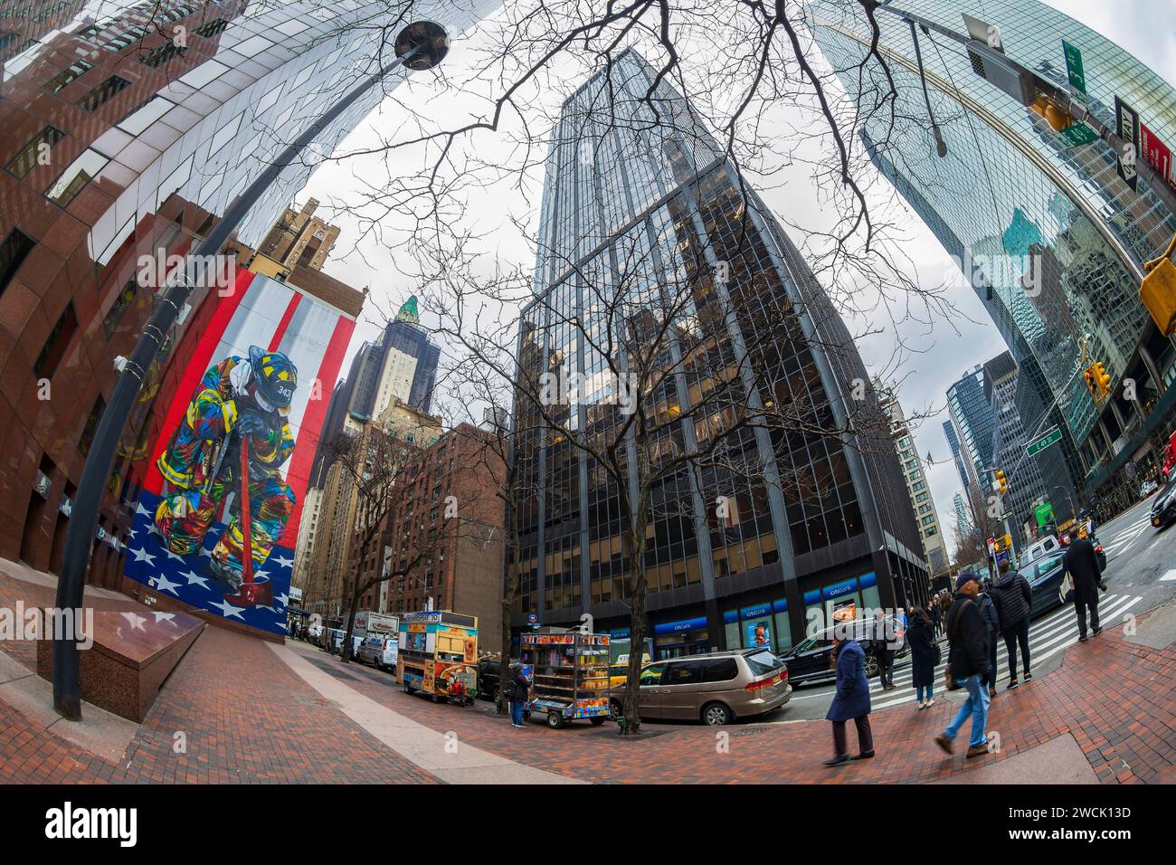 NEW YORK, USA - 6 MARZO 2020: Braves of 9/11, uno dei murales in technicolor creati dall'artista brasiliano Eduardo Kobra e situato al 160-198 e 49th S. Foto Stock