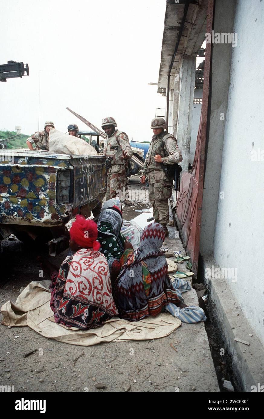 Un Marine si rivolge a un gruppo di donne somale sedute dietro un camion durante l'operazione di soccorso multinazionale Restore Hope DN-ST-93-03811. Foto Stock