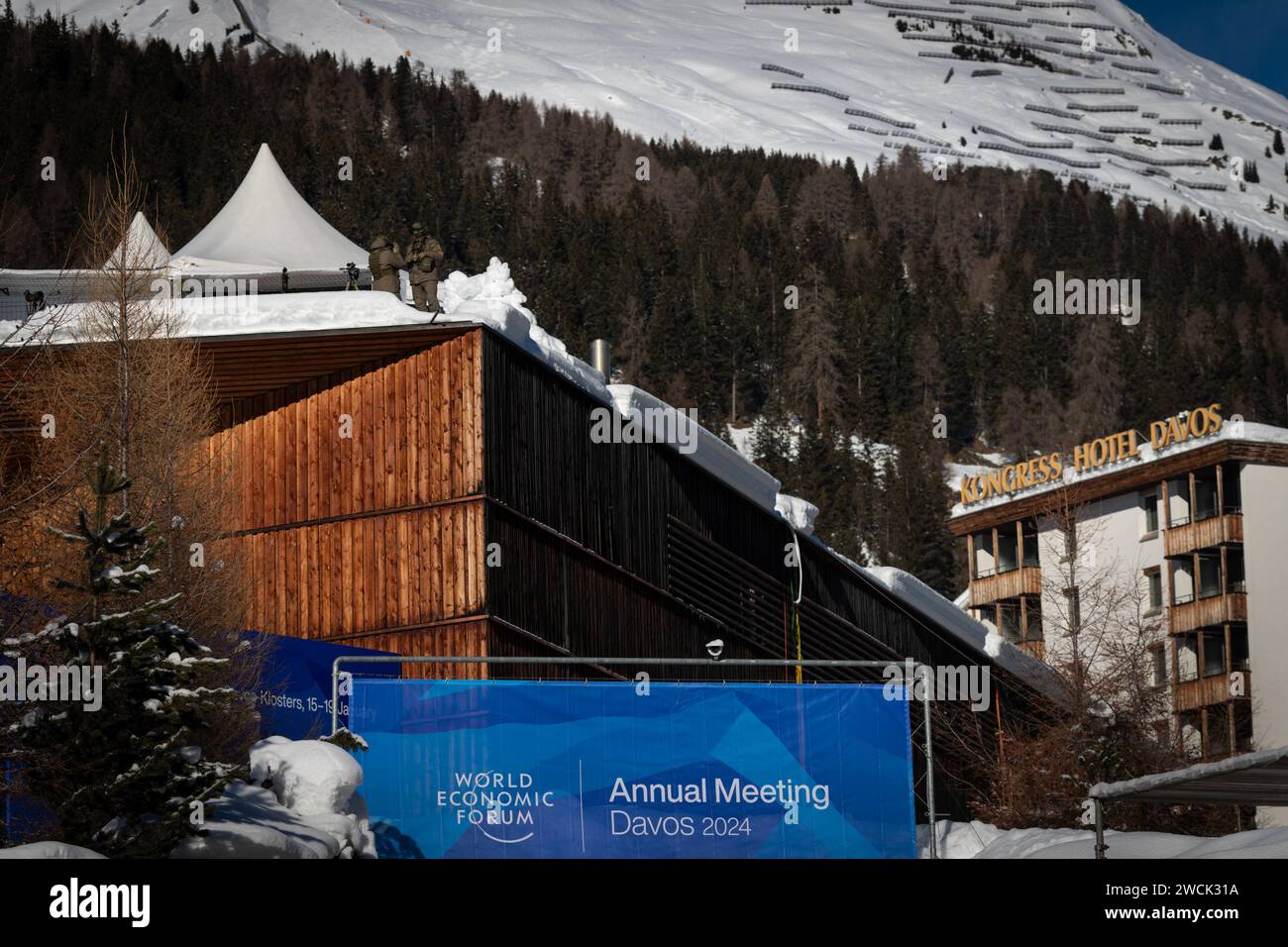 Davos, Svizzera. 16 gennaio 2024. I cecchini controllano il centro congressi durante il secondo giorno del World Economic Forum. Ospitato da Klaus Schwab, il tema del 54° WEF è il ripristino della fiducia nel futuro all'interno delle società e tra le nazioni. Crediti: Andy Barton/Alamy Live News Foto Stock