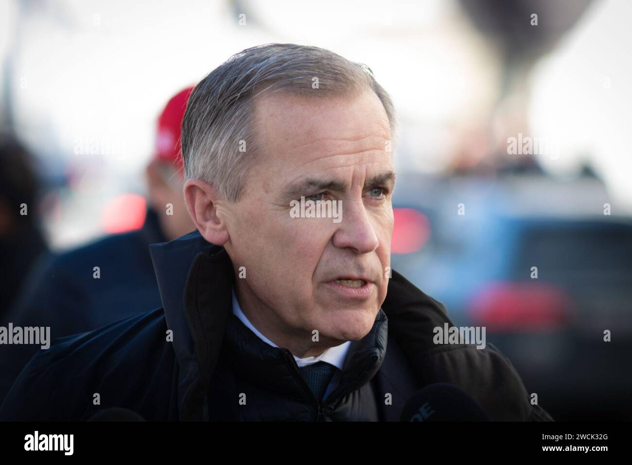 Davos, Svizzera. 16 gennaio 2024. L'ex governatore della Banca d'Inghilterra, Mark Carney, cammina lungo la passeggiata verso il centro congressi dove si tiene il World Economic Forum. L'evento WEF della durata di una settimana riunisce leader globali e industrie per plasmare il futuro del mondo. Crediti: Andy Barton/Alamy Live News Foto Stock