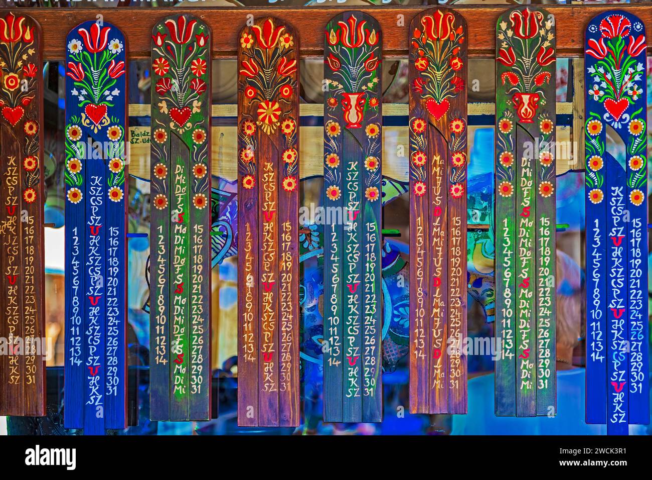 CORUND, TRANSILVANIA, ROMANIA - 11 LUGLIO 2020: Calendari decorativi in legno dipinti con motivi tradizionali ungheresi, esposti in vendita come souvenir. Foto Stock
