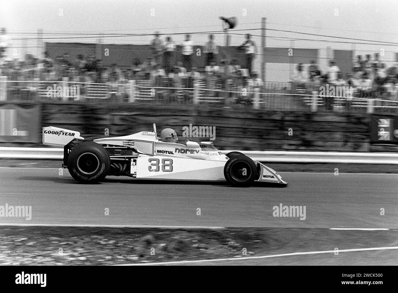 Il francese Henri Pescarolo alla guida di un Surtees TS 19 al John Player British Grand Prix nel 1976 Foto Stock
